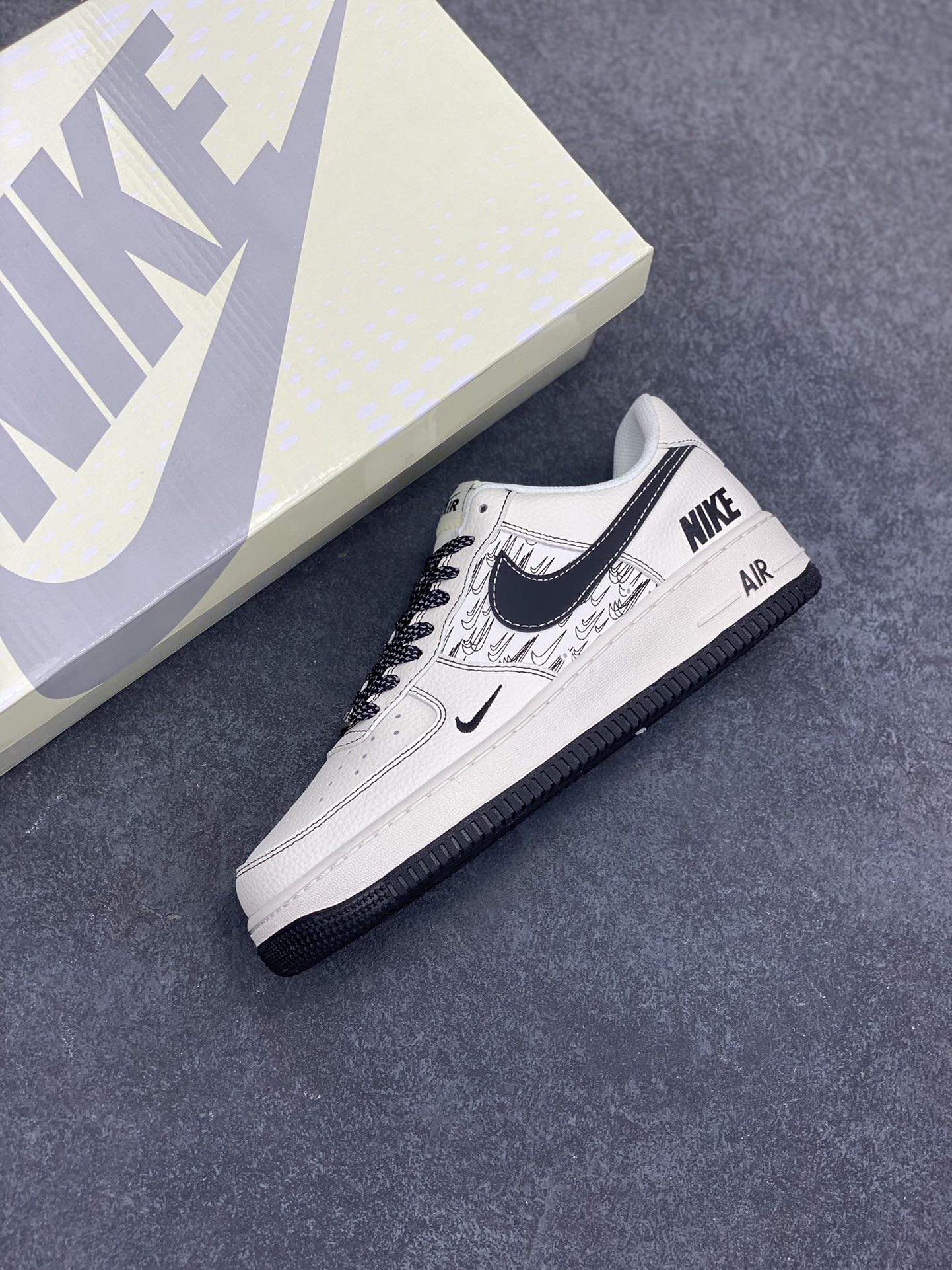 图片[7]-NIke Air Force 1 \’07 Low “NIKE联名——米黑多重勾”空军一号 低帮 运动鞋 休闲鞋 折边针车 工艺难度大 原楦头原纸板 原装鞋盒 定制五金配件 内置全掌气垫 原厂鞋底 货号：HH7518-068 尺码：36 36.5 37.5 38 38.5 39 40 40.5 41 42 42.5 43 44 44.5 45-选品中心