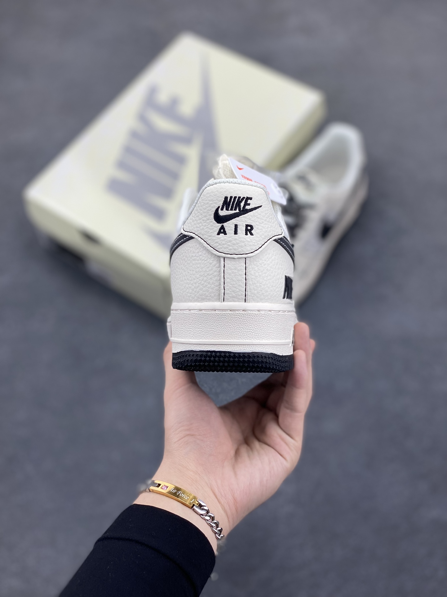 图片[4]-NIke Air Force 1 \’07 Low “NIKE联名——米黑多重勾”空军一号 低帮 运动鞋 休闲鞋 折边针车 工艺难度大 原楦头原纸板 原装鞋盒 定制五金配件 内置全掌气垫 原厂鞋底 货号：HH7518-068 尺码：36 36.5 37.5 38 38.5 39 40 40.5 41 42 42.5 43 44 44.5 45-选品中心