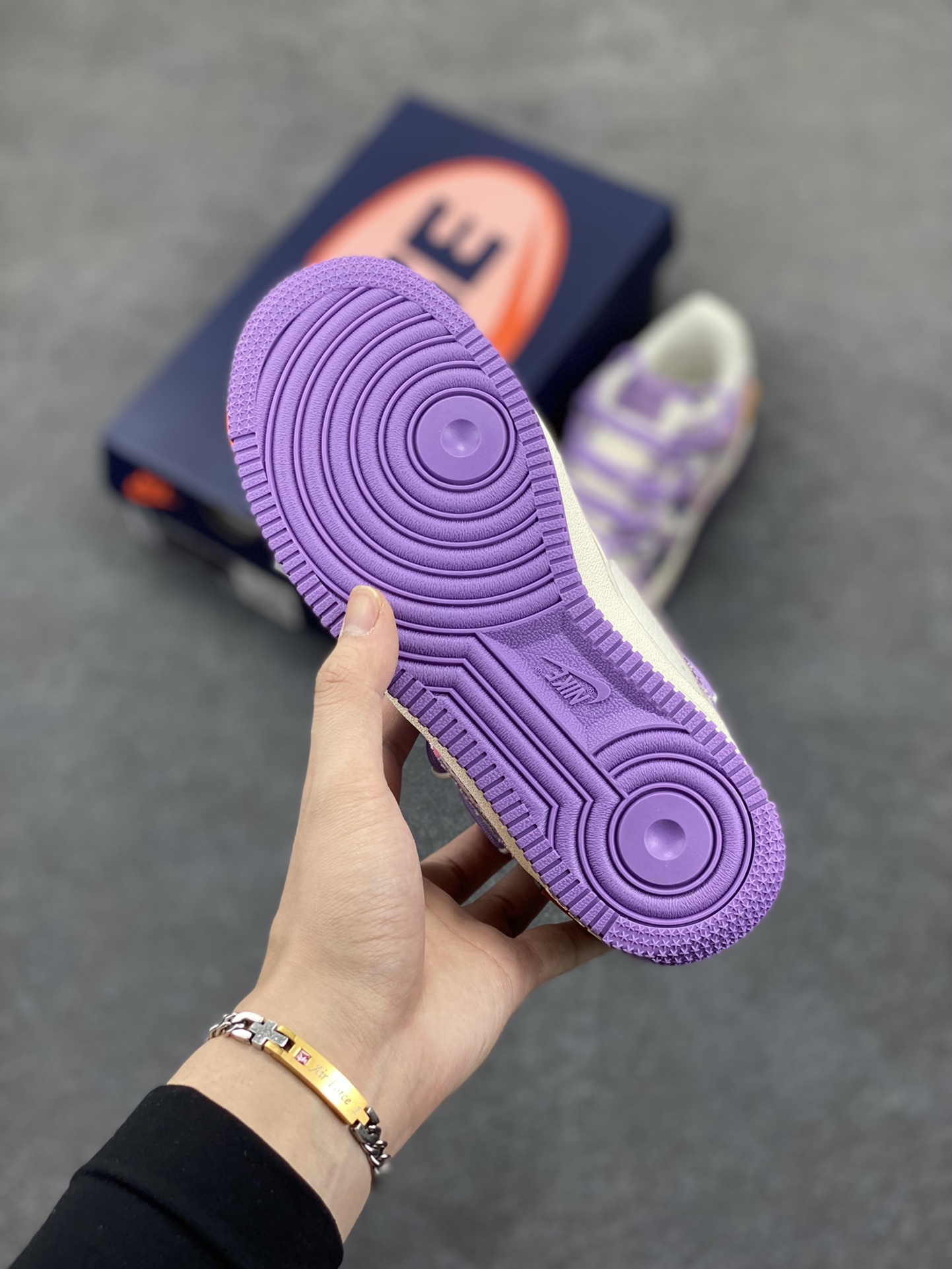 图片[5]-Nike Air Force 1 Low✨ “Purple Star” ✨“紫色星星”空军一号低帮休闲运动绑带板鞋 传说，每一颗紫色星星都是宇宙孕育的奇珍。当恒星走向生命尽头，经历复杂的核聚变与物质重组，才有可能诞生这般梦幻的存在。它的诞生，是宇宙历经无数次的巧合与碰撞，精心雕琢的杰作，承载着整个星系的希望与浪漫 货号：BD7700-022 尺码：36 36.5 37.5 38 38.5 39 40 40.5 41 42 42.5 43 44 44.5 45-选品中心