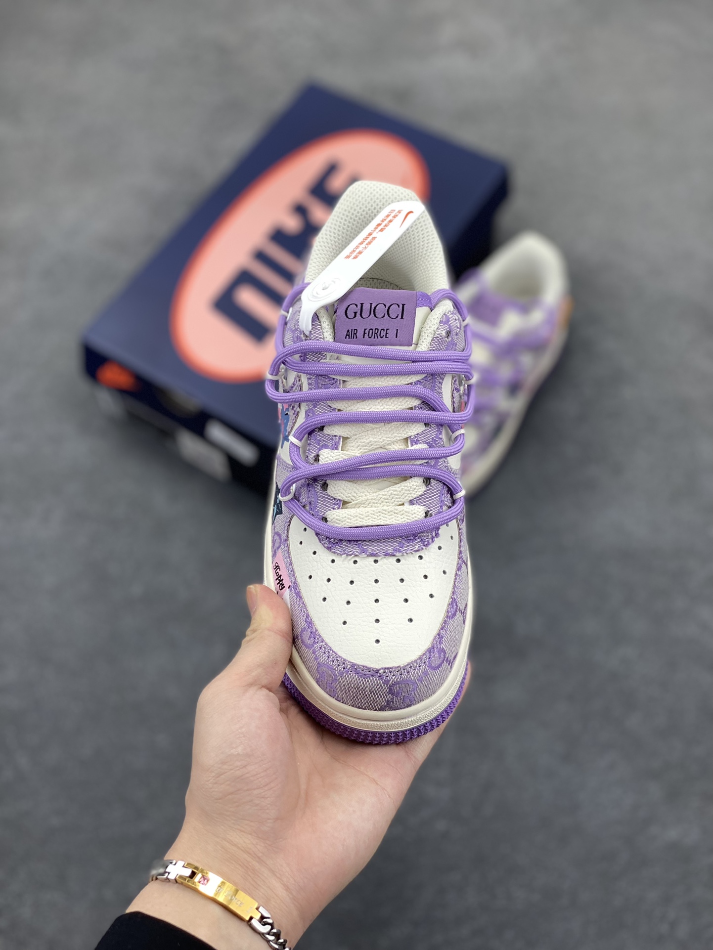 图片[2]-Nike Air Force 1 Low✨ “Purple Star” ✨“紫色星星”空军一号低帮休闲运动绑带板鞋 传说，每一颗紫色星星都是宇宙孕育的奇珍。当恒星走向生命尽头，经历复杂的核聚变与物质重组，才有可能诞生这般梦幻的存在。它的诞生，是宇宙历经无数次的巧合与碰撞，精心雕琢的杰作，承载着整个星系的希望与浪漫 货号：BD7700-022 尺码：36 36.5 37.5 38 38.5 39 40 40.5 41 42 42.5 43 44 44.5 45-选品中心