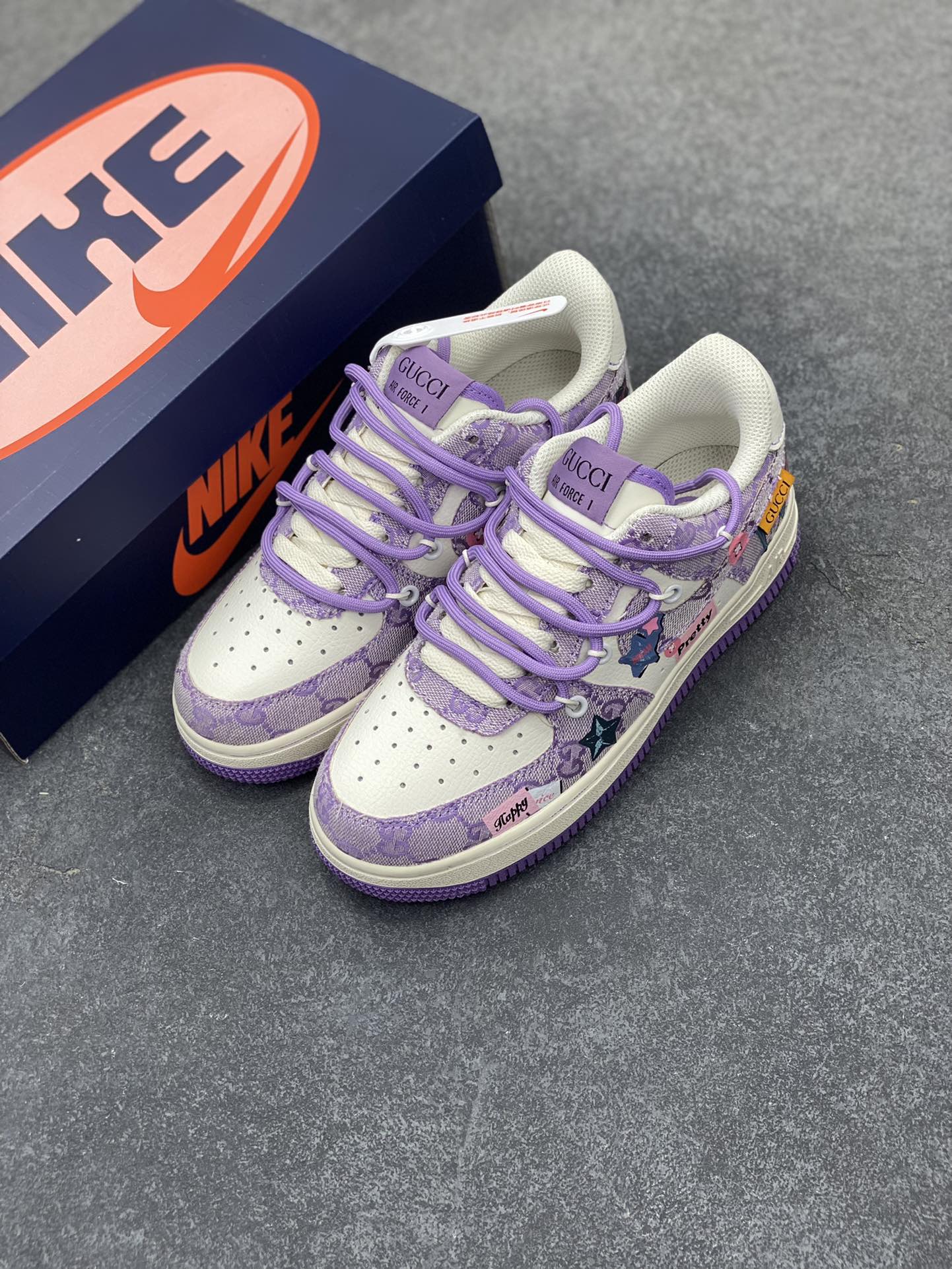 图片[8]-Nike Air Force 1 Low✨ “Purple Star” ✨“紫色星星”空军一号低帮休闲运动绑带板鞋 传说，每一颗紫色星星都是宇宙孕育的奇珍。当恒星走向生命尽头，经历复杂的核聚变与物质重组，才有可能诞生这般梦幻的存在。它的诞生，是宇宙历经无数次的巧合与碰撞，精心雕琢的杰作，承载着整个星系的希望与浪漫 货号：BD7700-022 尺码：36 36.5 37.5 38 38.5 39 40 40.5 41 42 42.5 43 44 44.5 45-选品中心
