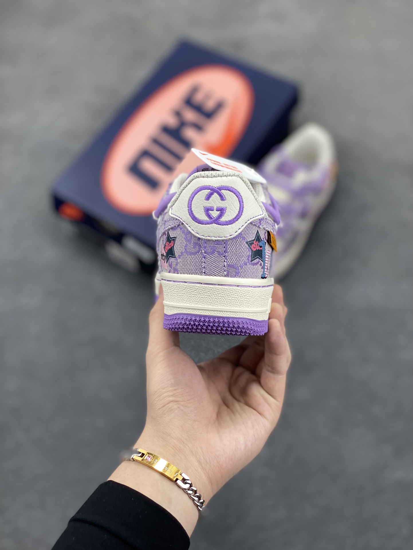 图片[4]-Nike Air Force 1 Low✨ “Purple Star” ✨“紫色星星”空军一号低帮休闲运动绑带板鞋 传说，每一颗紫色星星都是宇宙孕育的奇珍。当恒星走向生命尽头，经历复杂的核聚变与物质重组，才有可能诞生这般梦幻的存在。它的诞生，是宇宙历经无数次的巧合与碰撞，精心雕琢的杰作，承载着整个星系的希望与浪漫 货号：BD7700-022 尺码：36 36.5 37.5 38 38.5 39 40 40.5 41 42 42.5 43 44 44.5 45-选品中心