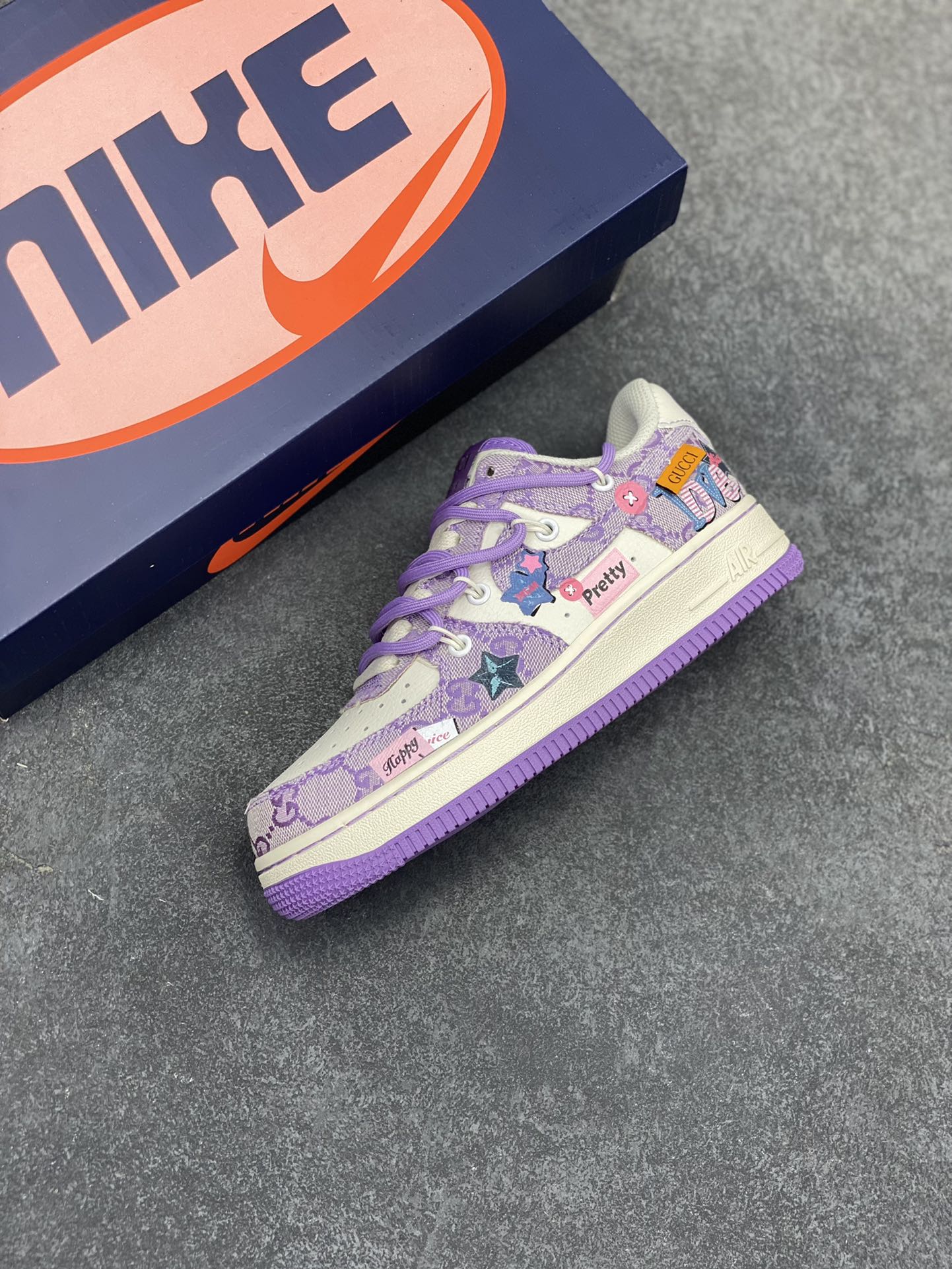 图片[7]-Nike Air Force 1 Low✨ “Purple Star” ✨“紫色星星”空军一号低帮休闲运动绑带板鞋 传说，每一颗紫色星星都是宇宙孕育的奇珍。当恒星走向生命尽头，经历复杂的核聚变与物质重组，才有可能诞生这般梦幻的存在。它的诞生，是宇宙历经无数次的巧合与碰撞，精心雕琢的杰作，承载着整个星系的希望与浪漫 货号：BD7700-022 尺码：36 36.5 37.5 38 38.5 39 40 40.5 41 42 42.5 43 44 44.5 45-选品中心