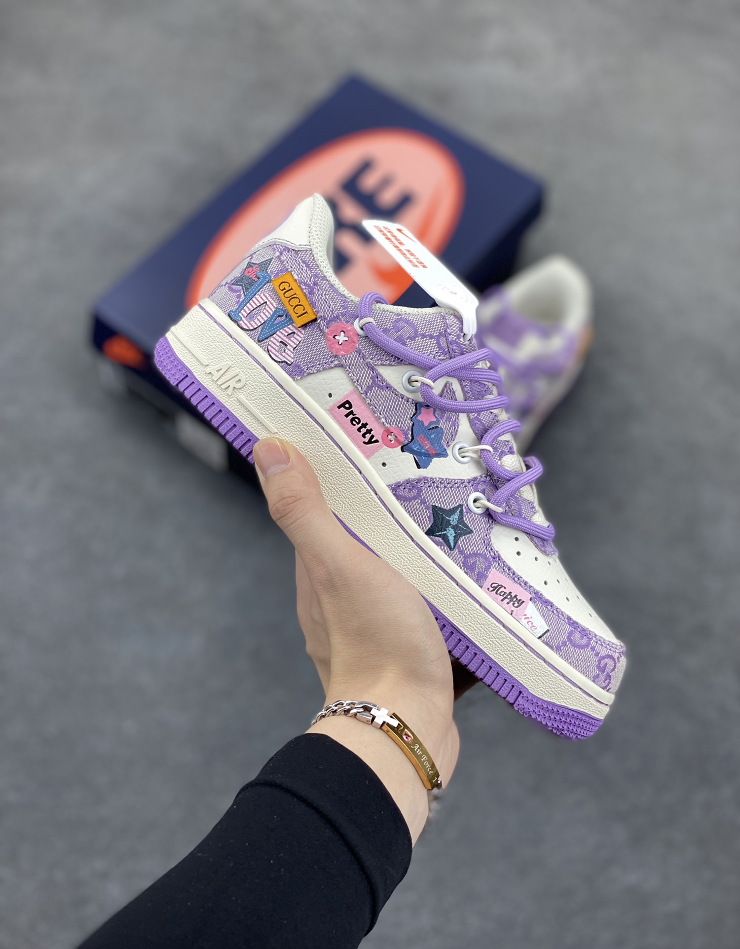 Nike Air Force 1 Low✨ “Purple Star” ✨“紫色星星”空军一号低帮休闲运动绑带板鞋 传说，每一颗紫色星星都是宇宙孕育的奇珍。当恒星走向生命尽头，经历复杂的核聚变与物质重组，才有可能诞生这般梦幻的存在。它的诞生，是宇宙历经无数次的巧合与碰撞，精心雕琢的杰作，承载着整个星系的希望与浪漫 货号：BD7700-022 尺码：36 36.5 37.5 38 38.5 39 40 40.5 41 42 42.5 43 44 44.5 45-选品中心