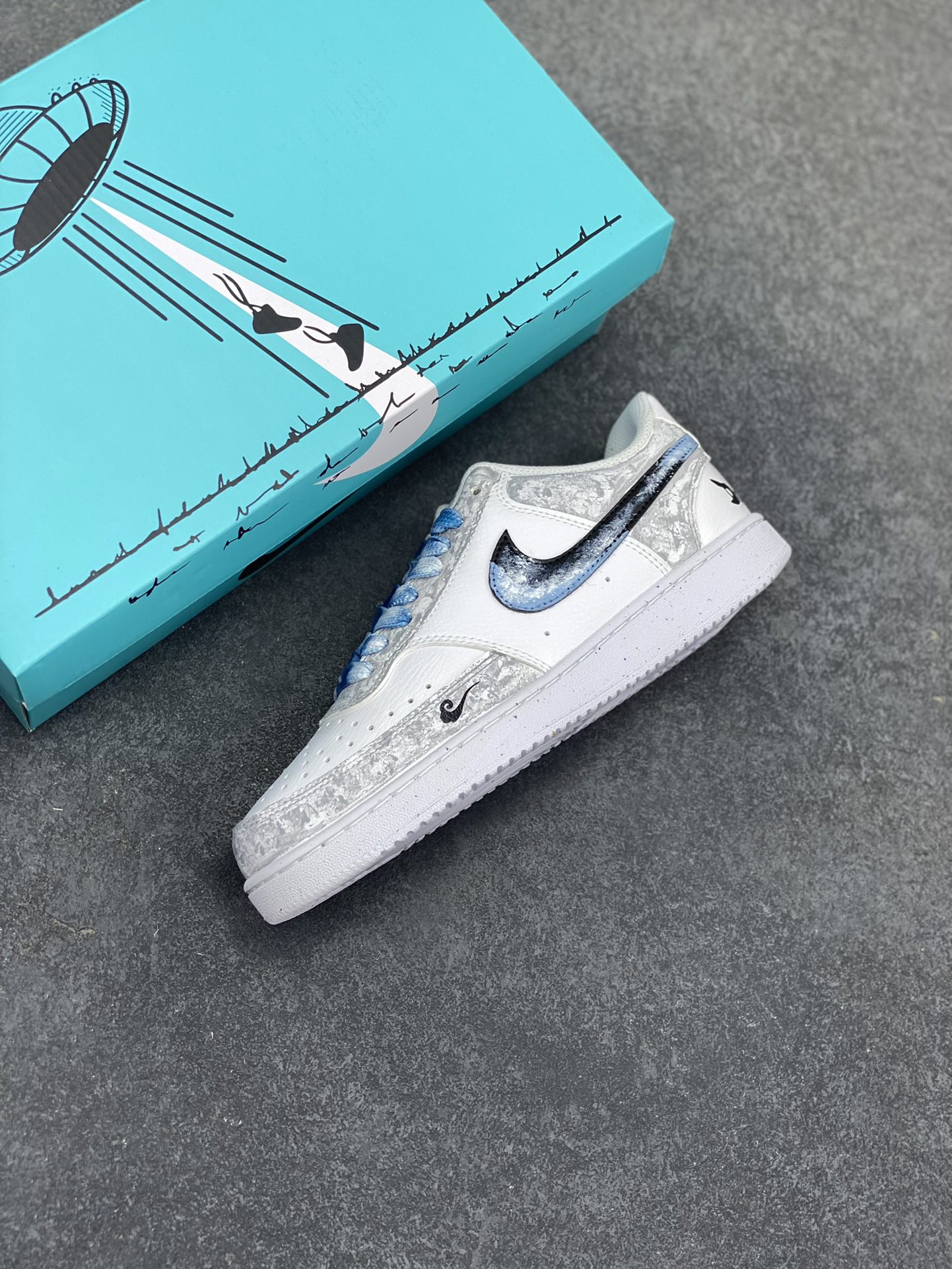 图片[7]-Nike Court Vision 1 Low“浮生若梦” 手绘涂鸦定制板鞋 暮春时节，风过处，落英缤纷，恰似一场粉色的雪。洛尘一袭月白长袍，腰佩玉珏，漫步于桃林小径，抬手接住一片飘落的花瓣，幽然长叹，心中泛起“浮生若梦”之感。 货号：DH2978-033 尺码：36 36.5 37.5 38 38.5 39 40 40.5 41 42 42.5 43 44 44.5 45-选品中心