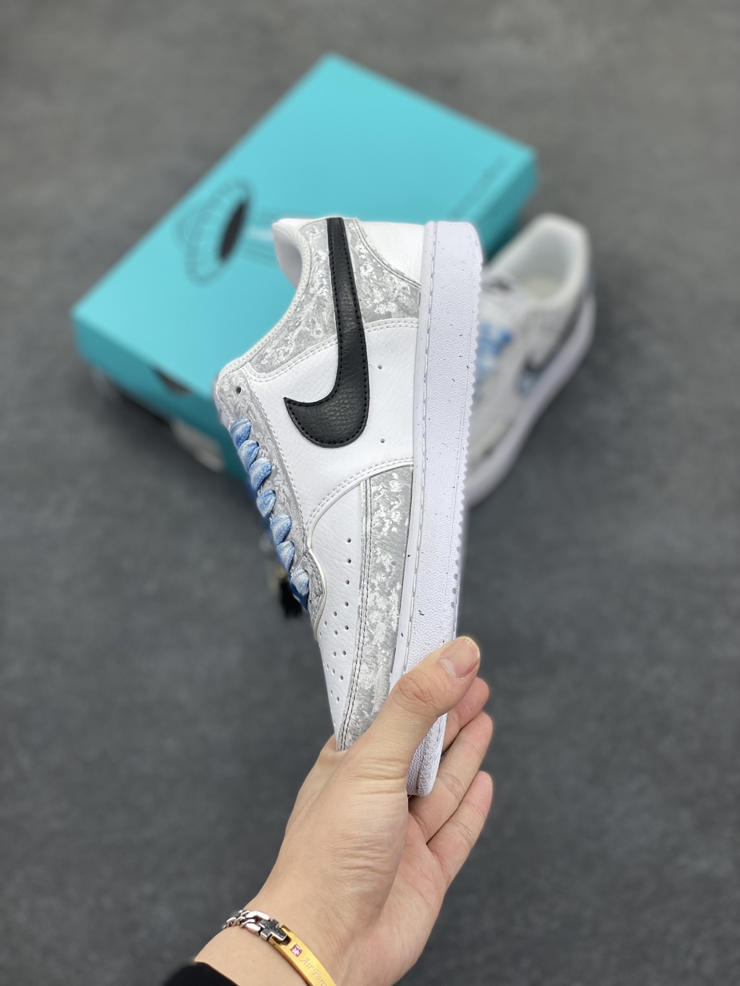 图片[3]-Nike Court Vision 1 Low“浮生若梦” 手绘涂鸦定制板鞋 暮春时节，风过处，落英缤纷，恰似一场粉色的雪。洛尘一袭月白长袍，腰佩玉珏，漫步于桃林小径，抬手接住一片飘落的花瓣，幽然长叹，心中泛起“浮生若梦”之感。 货号：DH2978-033 尺码：36 36.5 37.5 38 38.5 39 40 40.5 41 42 42.5 43 44 44.5 45-选品中心