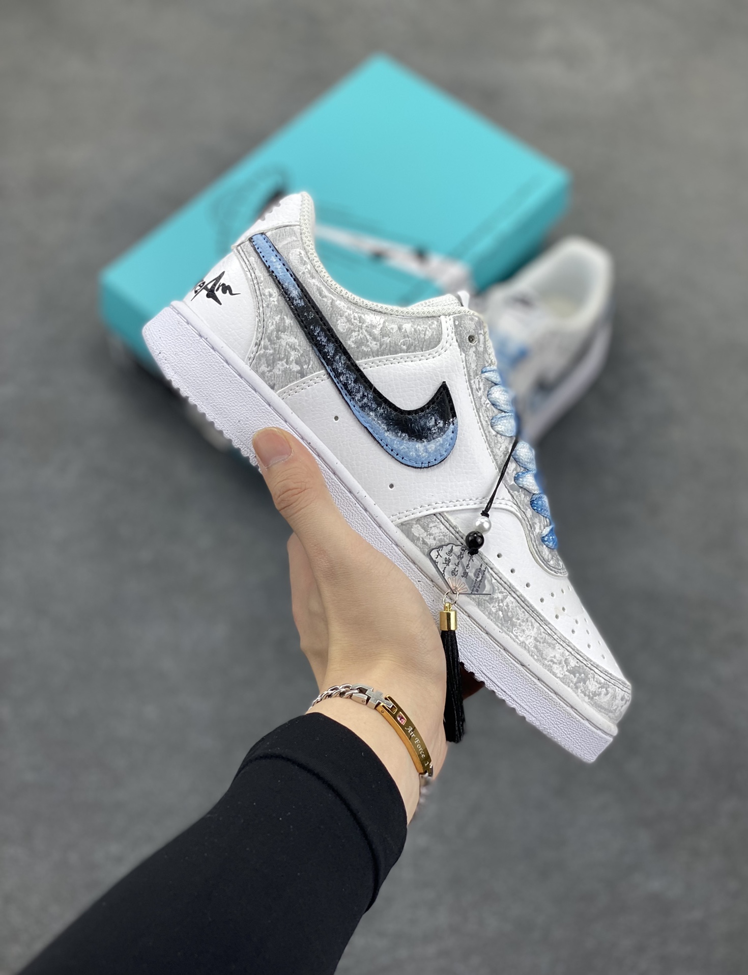 Nike Court Vision 1 Low“浮生若梦” 手绘涂鸦定制板鞋 暮春时节，风过处，落英缤纷，恰似一场粉色的雪。洛尘一袭月白长袍，腰佩玉珏，漫步于桃林小径，抬手接住一片飘落的花瓣，幽然长叹，心中泛起“浮生若梦”之感。 货号：DH2978-033 尺码：36 36.5 37.5 38 38.5 39 40 40.5 41 42 42.5 43 44 44.5 45-选品中心