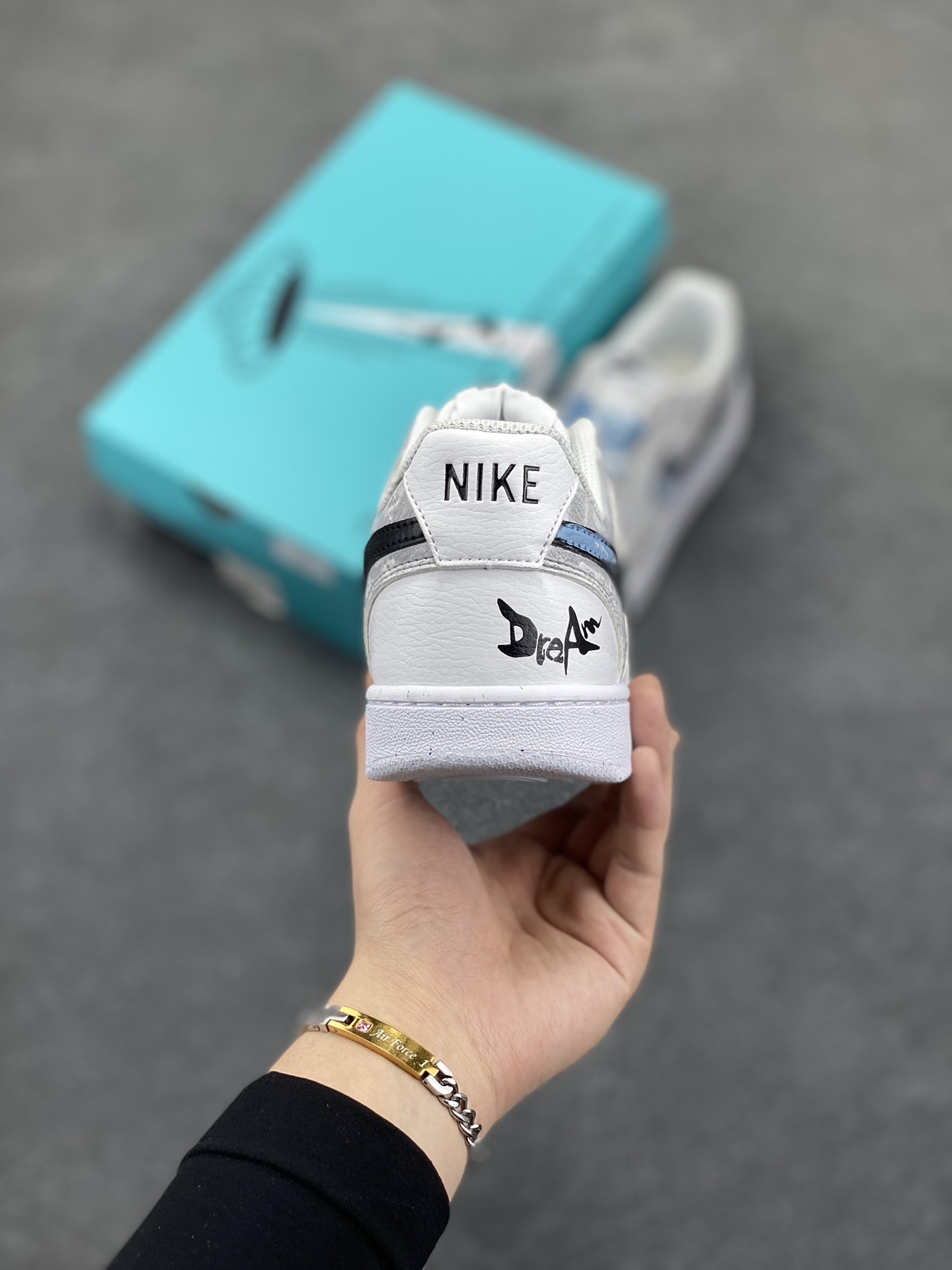 图片[4]-Nike Court Vision 1 Low“浮生若梦” 手绘涂鸦定制板鞋 暮春时节，风过处，落英缤纷，恰似一场粉色的雪。洛尘一袭月白长袍，腰佩玉珏，漫步于桃林小径，抬手接住一片飘落的花瓣，幽然长叹，心中泛起“浮生若梦”之感。 货号：DH2978-033 尺码：36 36.5 37.5 38 38.5 39 40 40.5 41 42 42.5 43 44 44.5 45-选品中心