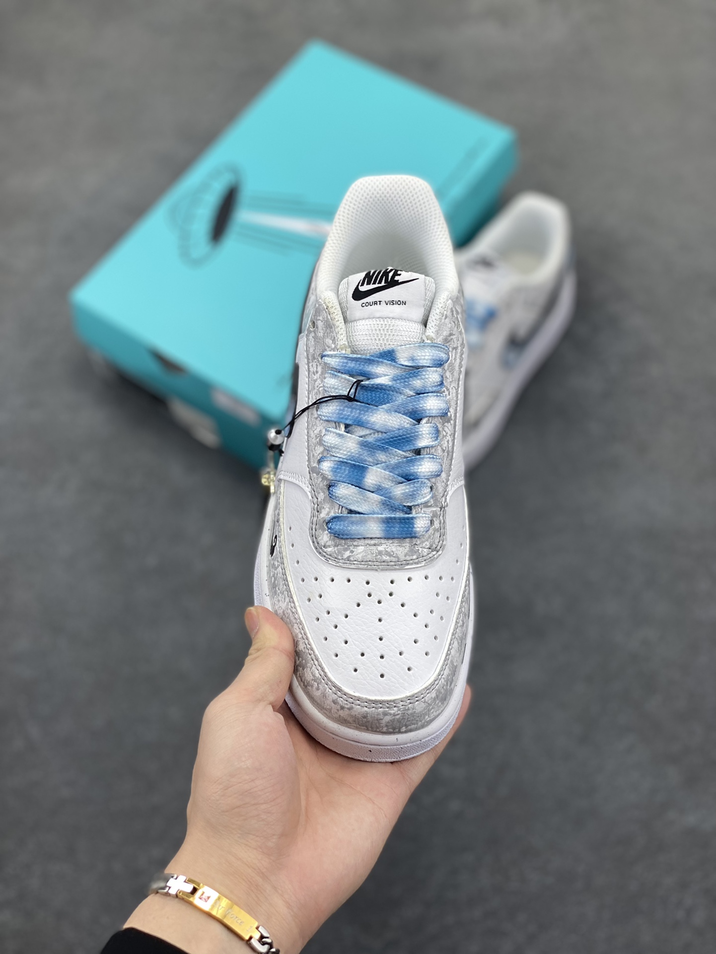 图片[2]-Nike Court Vision 1 Low“浮生若梦” 手绘涂鸦定制板鞋 暮春时节，风过处，落英缤纷，恰似一场粉色的雪。洛尘一袭月白长袍，腰佩玉珏，漫步于桃林小径，抬手接住一片飘落的花瓣，幽然长叹，心中泛起“浮生若梦”之感。 货号：DH2978-033 尺码：36 36.5 37.5 38 38.5 39 40 40.5 41 42 42.5 43 44 44.5 45-选品中心