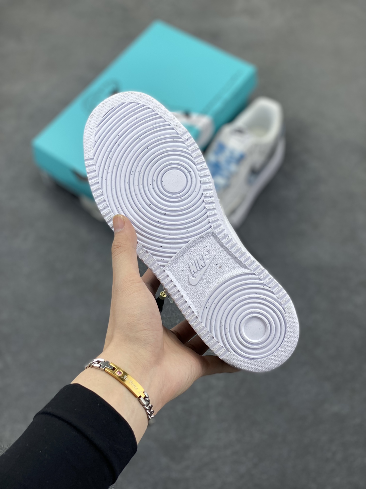 图片[5]-Nike Court Vision 1 Low“浮生若梦” 手绘涂鸦定制板鞋 暮春时节，风过处，落英缤纷，恰似一场粉色的雪。洛尘一袭月白长袍，腰佩玉珏，漫步于桃林小径，抬手接住一片飘落的花瓣，幽然长叹，心中泛起“浮生若梦”之感。 货号：DH2978-033 尺码：36 36.5 37.5 38 38.5 39 40 40.5 41 42 42.5 43 44 44.5 45-选品中心