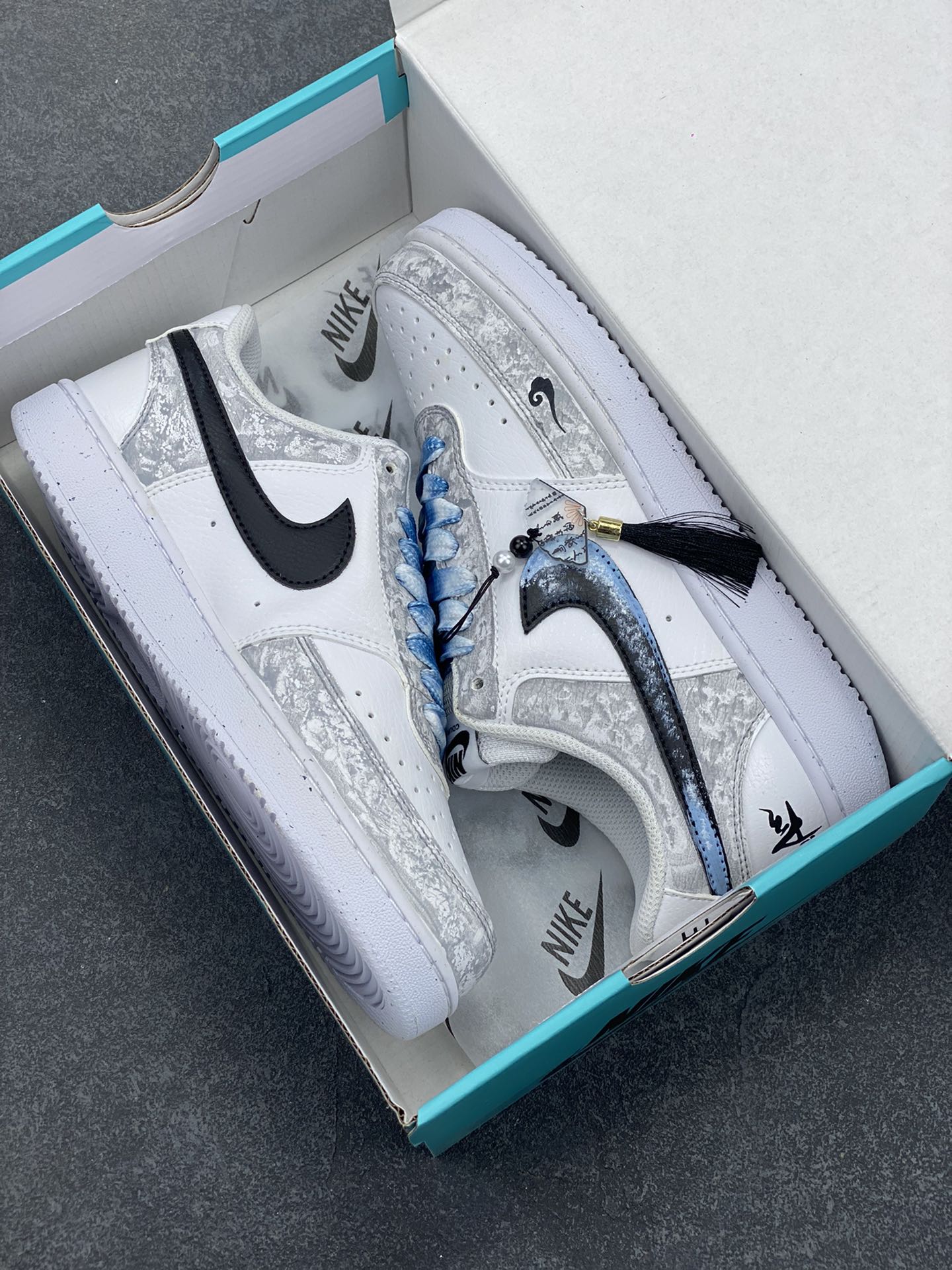 图片[9]-Nike Court Vision 1 Low“浮生若梦” 手绘涂鸦定制板鞋 暮春时节，风过处，落英缤纷，恰似一场粉色的雪。洛尘一袭月白长袍，腰佩玉珏，漫步于桃林小径，抬手接住一片飘落的花瓣，幽然长叹，心中泛起“浮生若梦”之感。 货号：DH2978-033 尺码：36 36.5 37.5 38 38.5 39 40 40.5 41 42 42.5 43 44 44.5 45-选品中心