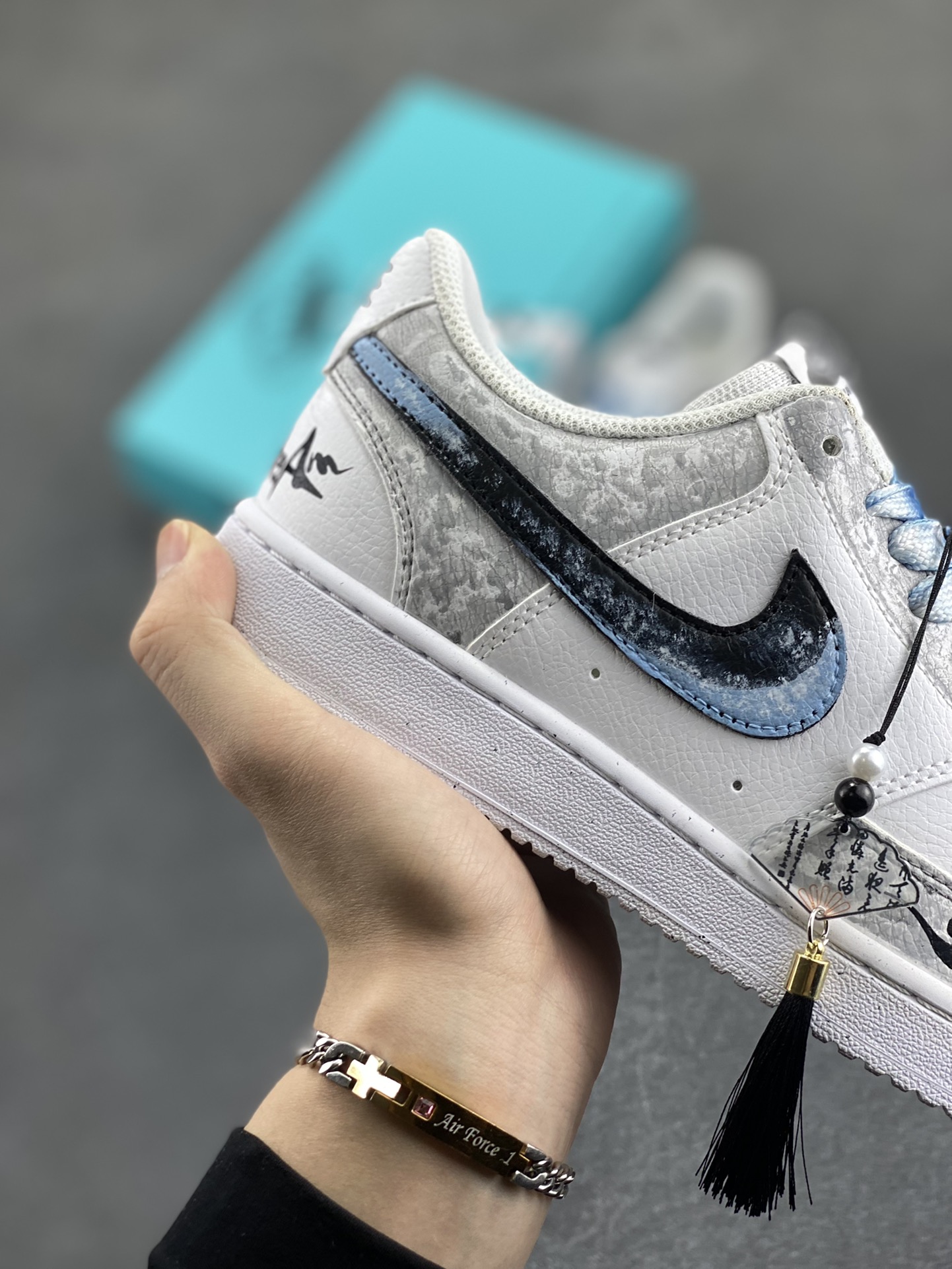 图片[6]-Nike Court Vision 1 Low“浮生若梦” 手绘涂鸦定制板鞋 暮春时节，风过处，落英缤纷，恰似一场粉色的雪。洛尘一袭月白长袍，腰佩玉珏，漫步于桃林小径，抬手接住一片飘落的花瓣，幽然长叹，心中泛起“浮生若梦”之感。 货号：DH2978-033 尺码：36 36.5 37.5 38 38.5 39 40 40.5 41 42 42.5 43 44 44.5 45-选品中心