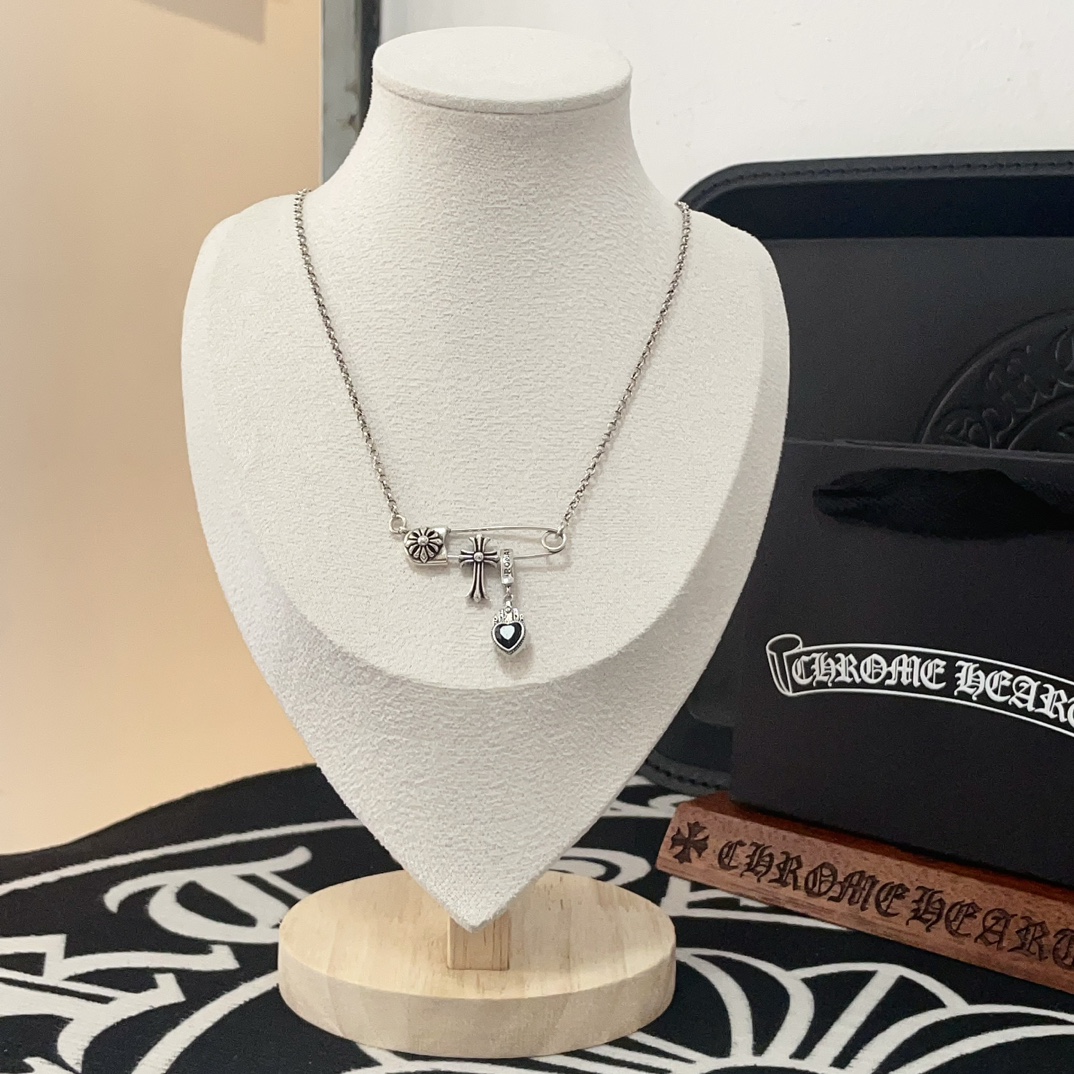 NO:108222,New [Counter Quality] Chrome Hearts Croxin pin Cross Love Necklace, different pattern design styles with different concave and convex shapes present a unique style. Cross Scout flowers are Croxin's logo, so they last longer. Genuine version Chrome Hearts Croxin, differentiate the market ordinary light version, match the quality, look at the details of the letter printing, retro, old gray oxygen level. Seiko version!  , jewelry boutique, chrome hearts, chrome hearts, necklace19860909新款【专柜品质】Chrome Hearts克罗心别针十字架爱心项链,凹凸造型不同的花纹设计风格呈现出与众不同 十字架童军花是克罗心的标志 所以更经久不衰 正品打版Chrome Hearts克罗心 区别市场普通轻版 对版对标品质 看字印细节 复古做旧灰氧程度.精工版本！,饰品精品,chrome hearts,chrome hearts,necklace,Jewelry