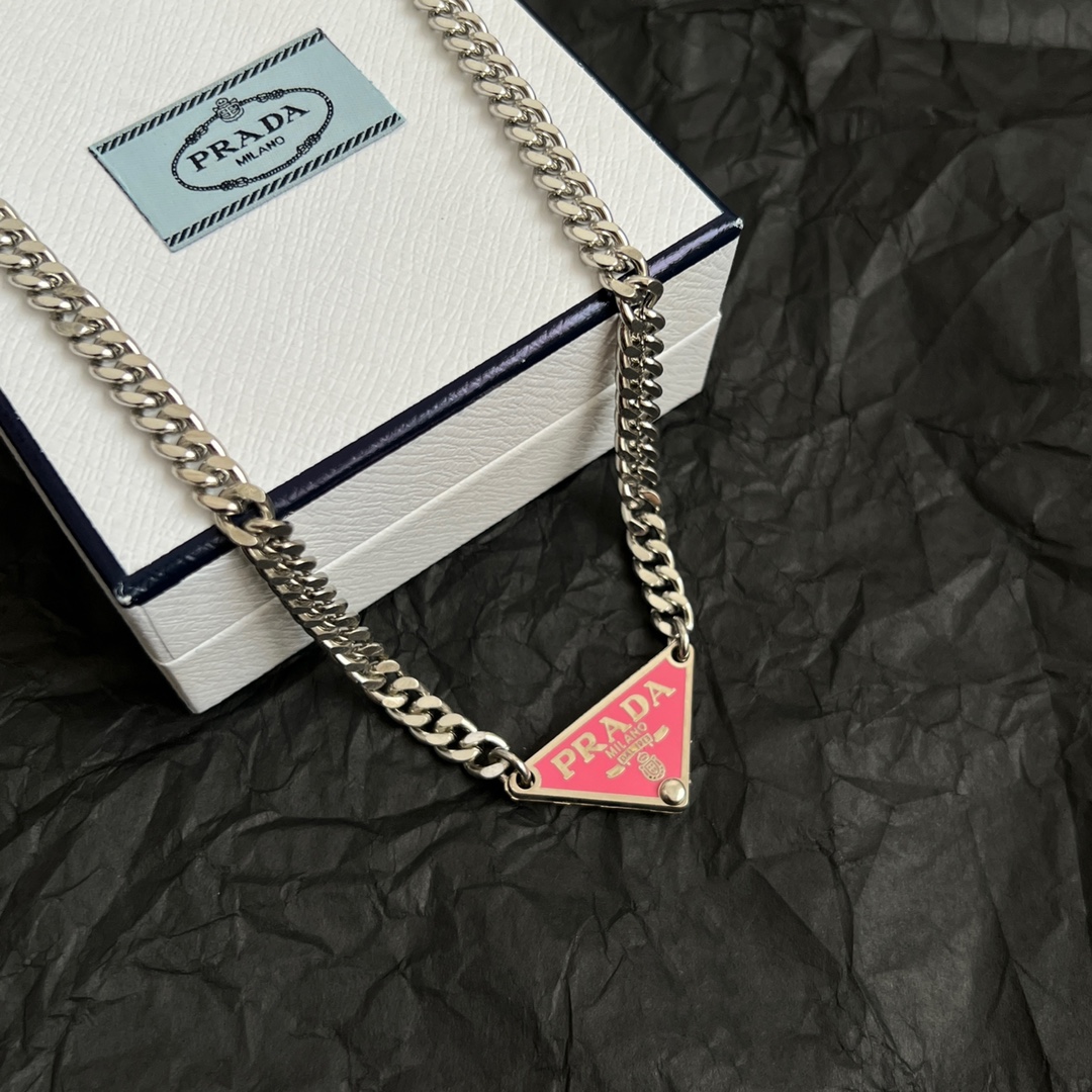 Prada Triangle Necklaces: New Effeminate Looks Highlight French Elegance with Amazing Detail - 图片 1