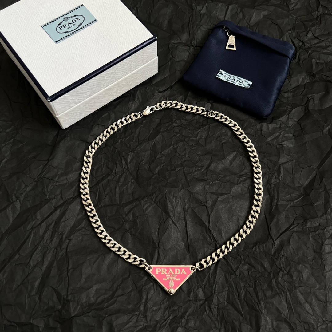 Prada Triangle Necklaces: New Effeminate Looks Highlight French Elegance with Amazing Detail - 图片 2