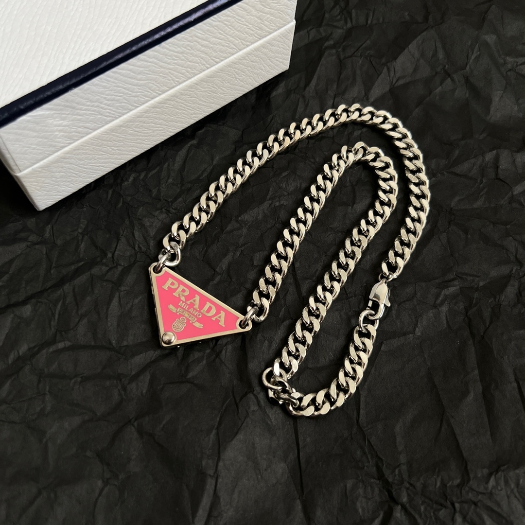 Prada Triangle Necklaces: New Effeminate Looks Highlight French Elegance with Amazing Detail - 图片 6