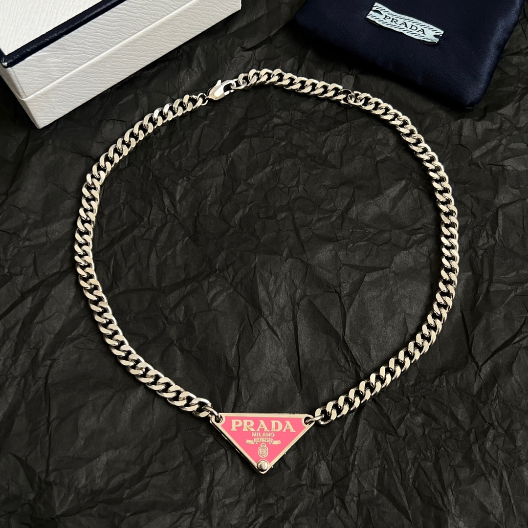 Prada Triangle Necklaces: New Effeminate Looks Highlight French Elegance with Amazing Detail - 图片 5