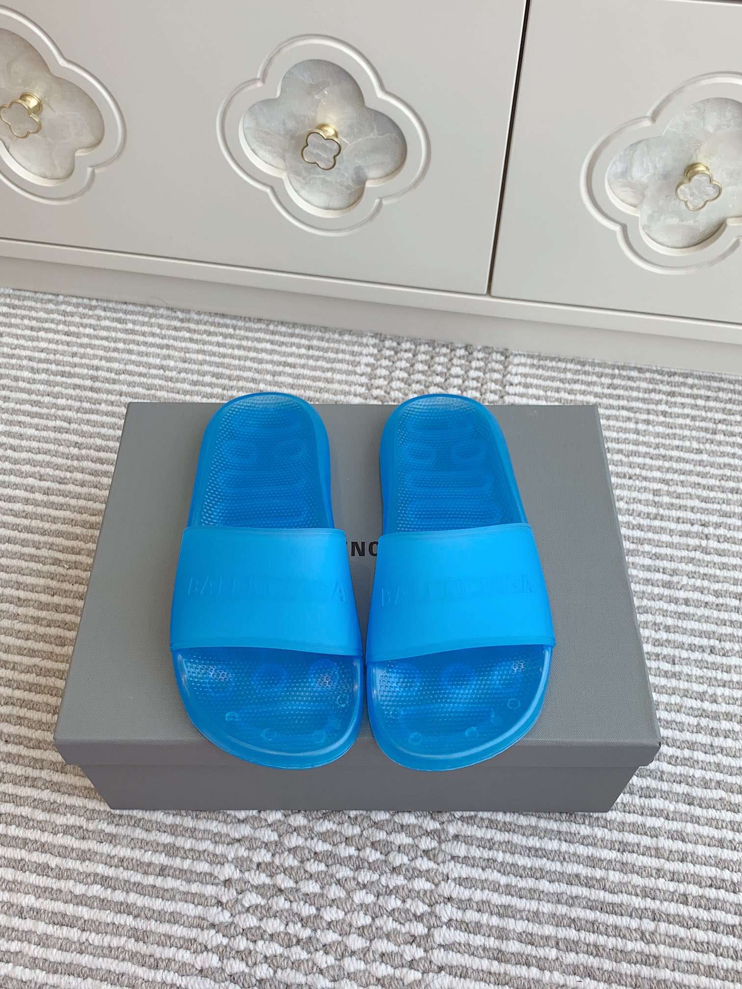 NO:222517,Batch of couples balenciaga ~ new jelly shoes/pool crocs thick-soled slippers Integrated molded rubber slippers, soft!  Waterproof and non-slip. There is no slipper that is better equipped on the beach. Special channels, direct supply overseas. It uses PVC material (light fragrance) that meets the European standard environmental protection standards (light fragrance) original logo outsole original packaging size35-46, slippers, balenciaga, balenciaga, slippers19860909批 情侣 balenciaga巴黎世家～新款果冻鞋/pool crocs 厚底拖鞋 一体成型胶拖鞋、软软的！防水又防滑 海浪沙滩没有比它更配的拖鞋了 特殊渠道货,直供海外 采用达到欧标环保标准的pvc材质（淡淡幽香）原版logo大底原版包装 size35-46,拖鞋,balenciaga,balenciaga,slippers,Women's Shoes