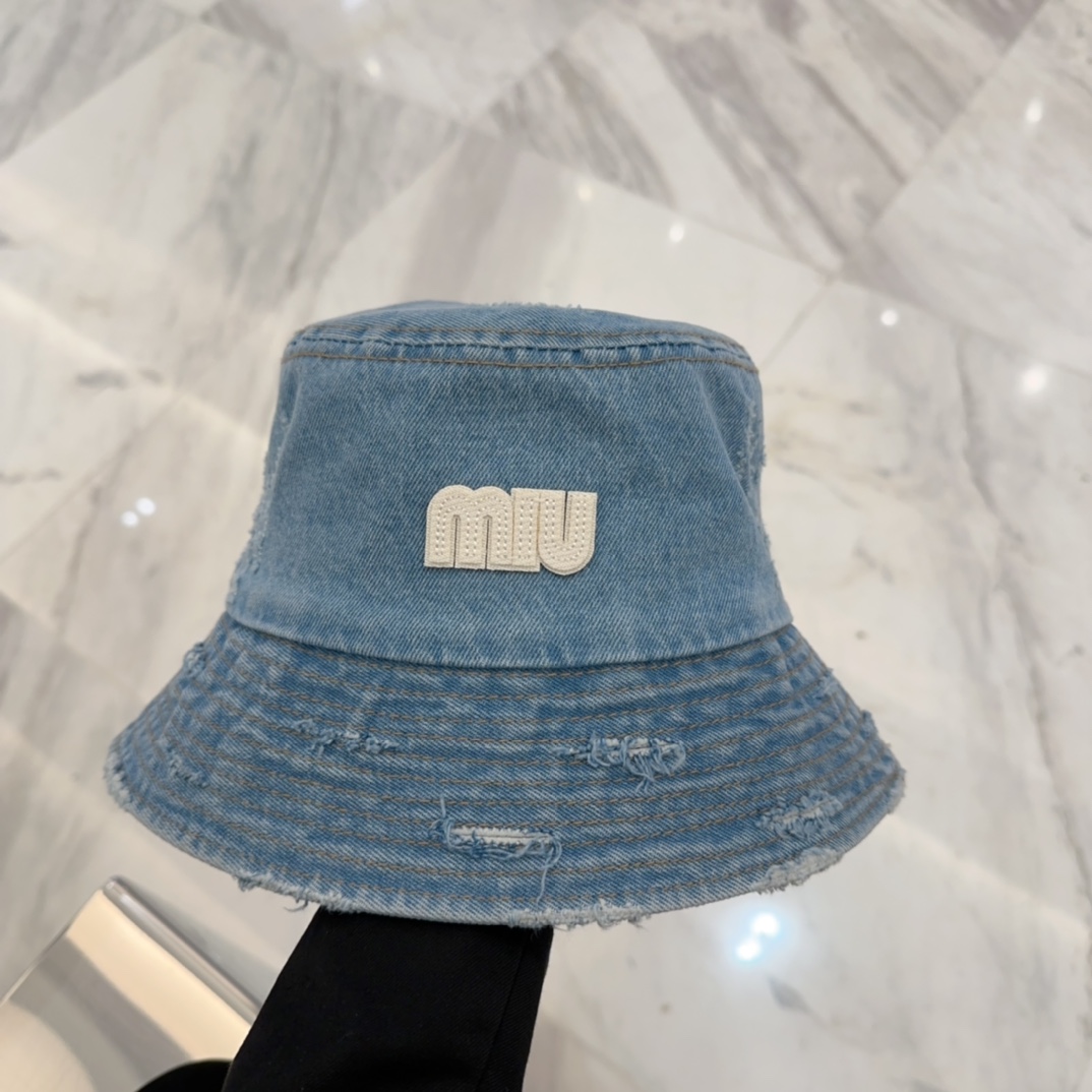 NO:226043,MiuMiu Miu girl's daily fisherman's hat A very versatile fisherman's hat, classic embroidery logo, black and white contrasting color versatile, fashionable, hat, straw hat, fisherman's hat, baseball hat, hat, miumiu, espadrilles, hats19860909MiuMiu缪缪女孩的日常渔夫帽 一款非常百搭的渔夫帽,经典刺绣标志 黑白撞色百搭 时髦,帽子草帽渔夫帽棒球帽,帽子,miumiu,espadrilles,hats,hat