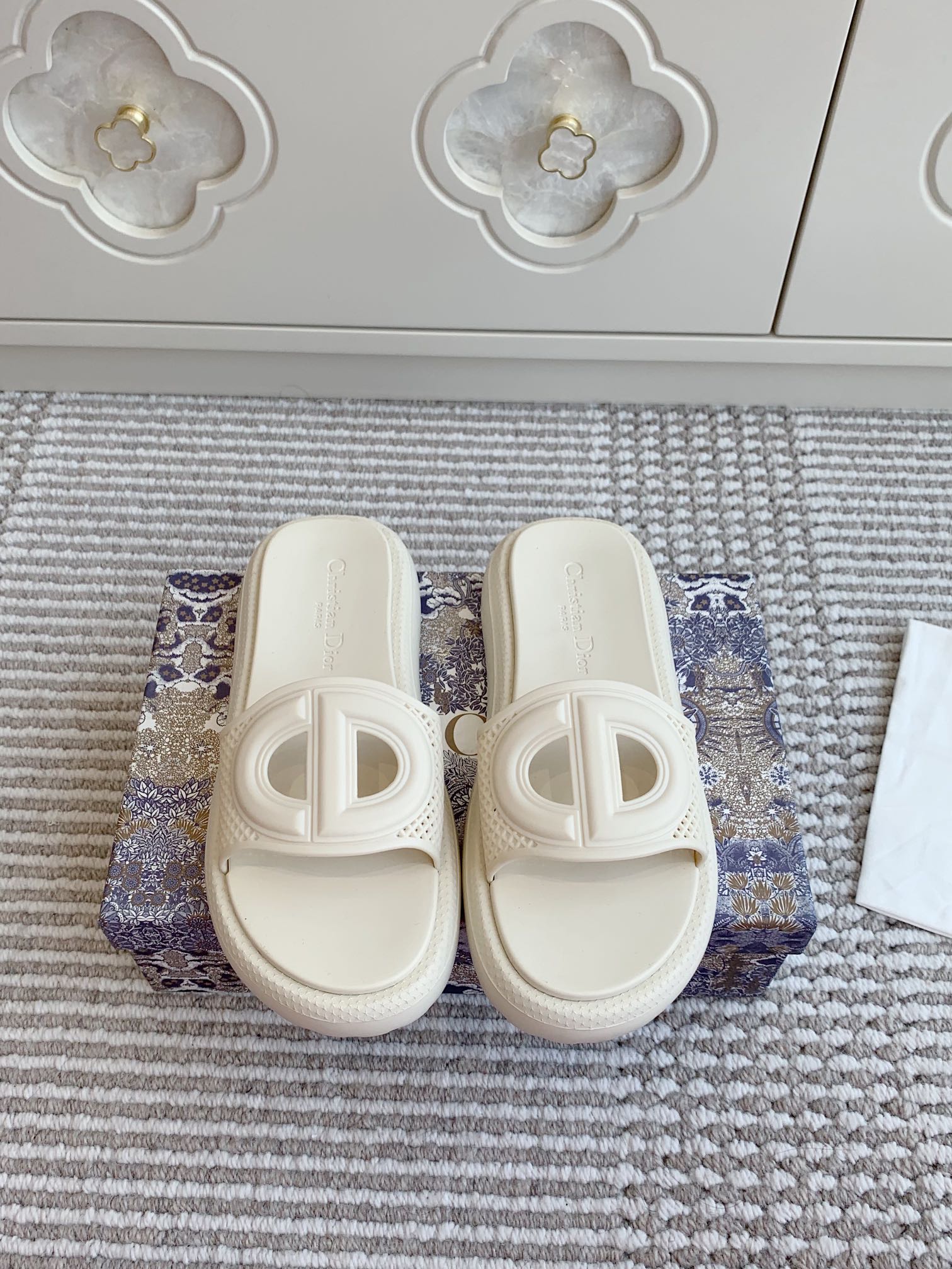 NO:222527,Dior ~ New Jelly Shoes/CD Pig Nose Thick-soled Slippers Integrated Molding Slippers, Soft!  Waterproof and non-slip. There is no slipper that is better equipped on the beach. Special channel goods, direct supply overseas. PVC material with original private mold coded original foam ultra-light large sole original packaging size35-41, slippers, dior, dior, slippers19860909批 Dior迪奥～新款果冻鞋/CD猪鼻子厚底拖鞋 一体成型胶拖鞋、软软的！防水又防滑 海浪沙滩没有比它更配的拖鞋了 特殊渠道货,直供海外 采用达到欧标环保标准的pvc材质原版私模编码原版发泡超轻大底原版包装 size35-41,拖鞋,dior,dior,slippers,Women's Shoes