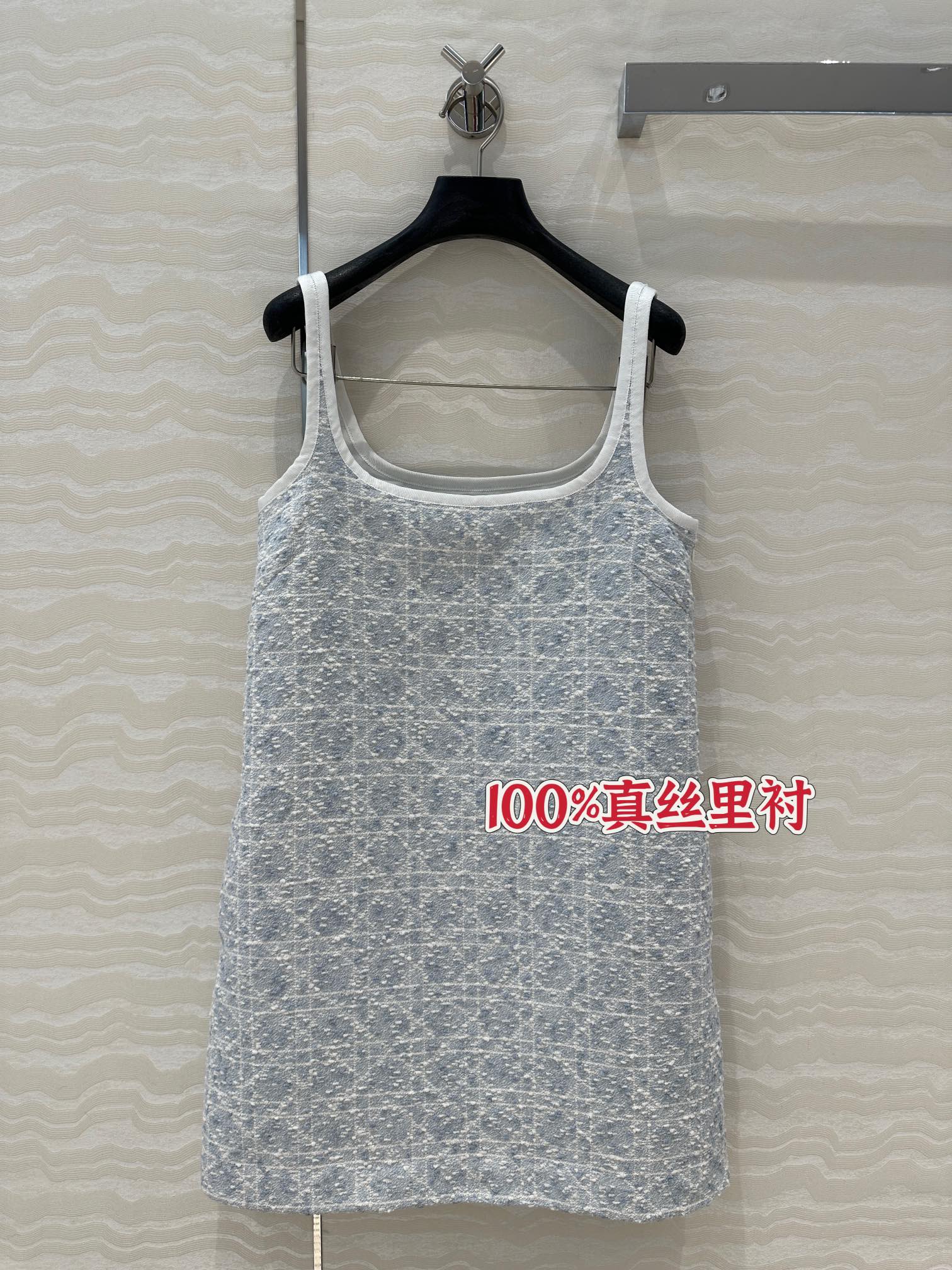独家首发❤️高端原单品质！认准我家100%真丝里衬。
Miss D 25春夏限定冰川蓝🩵戴妃藤格纹吊带连