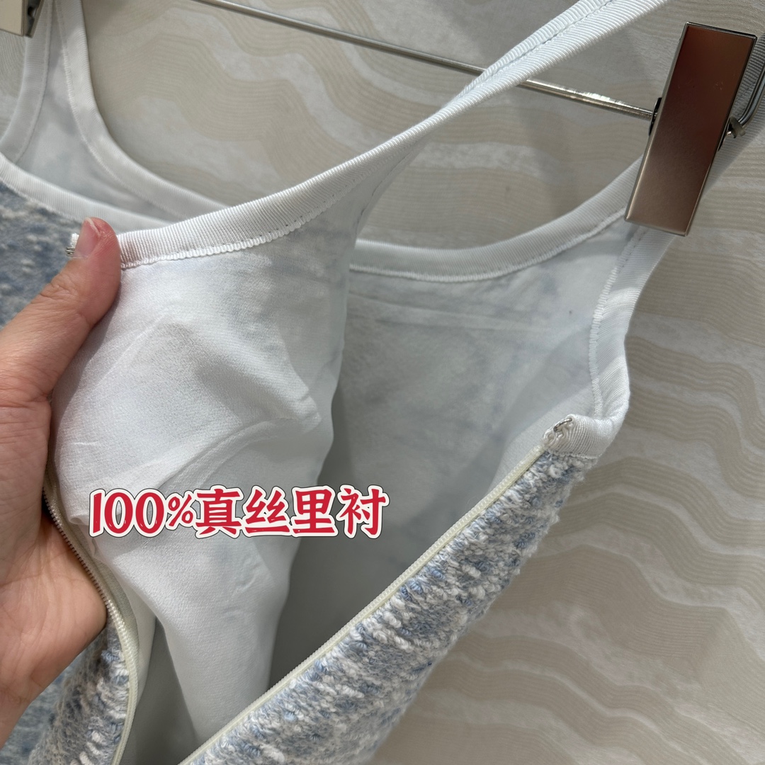 独家首发❤️高端原单品质！认准我家100%真丝里衬。
Miss D 25春夏限定冰川蓝🩵戴妃藤格纹吊带连