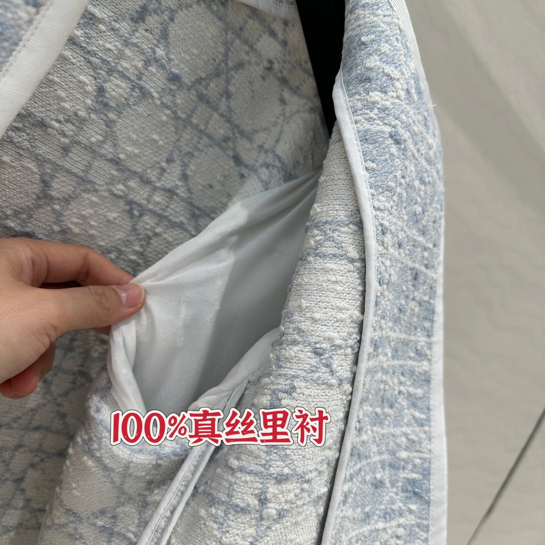 独家首发❤️高端原单品质！认准我家100%真丝里衬。
Miss D 25春夏限定冰川蓝🩵戴妃藤格纹经典箱