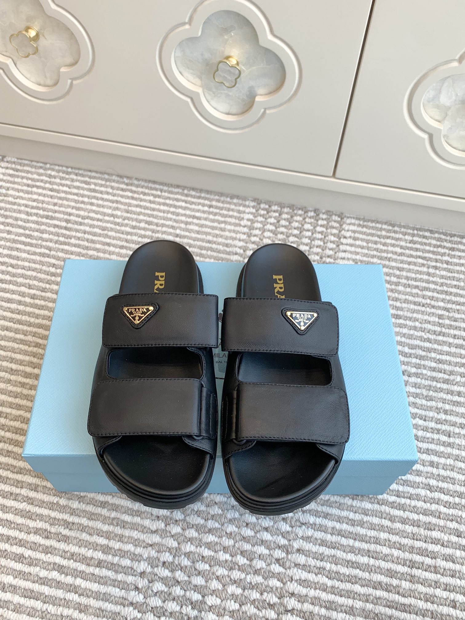 NO:222537,Prada Prada new triangular logo Velcro thick-soled slippers Top quality This sports sandal is made of sheepskin, and the geometric pattern is inspired by the classic triangle logo. The rubber thick-soled design is comfortable and chic. Material and craftsmanship Imported mixed-bred sheepskin Original sheepskin lining Original open molded outsole size35-40, slippers, prada, prada, sandals, slippers, sheepskin19860909批 Prada普拉达新品三角标魔术贴厚底拖鞋 顶级品质 这款运动风凉鞋选用羊皮制成,几何图案的灵感源自经典三角形徽标.橡胶厚底设计舒适且别致. 材质与工艺 进口混种羊皮 原版羊皮内里 原版开模大底 size35-40,拖鞋,prada,prada,sandals,slippers,sheepskin,Women's Shoes