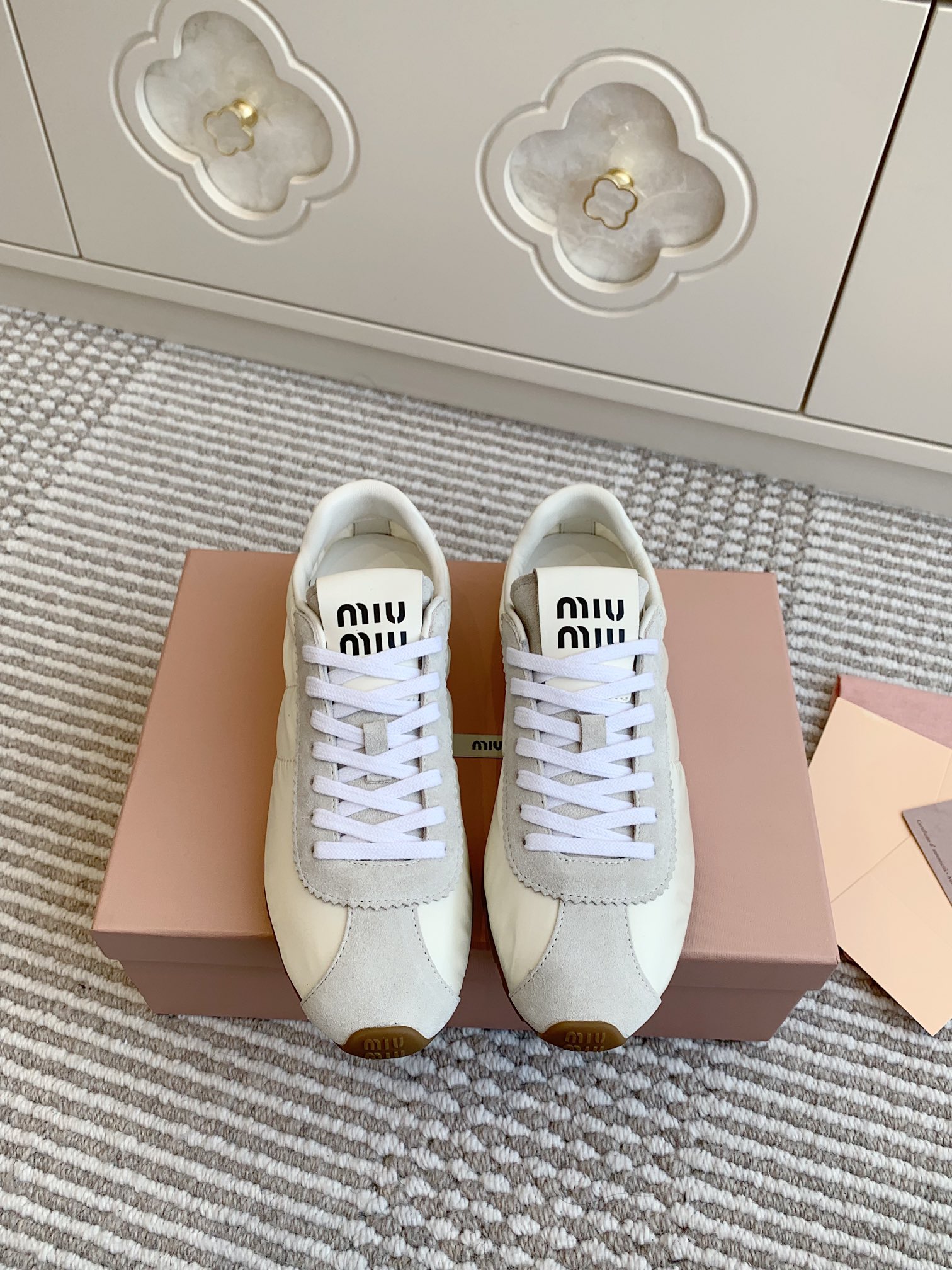 NO:222533,Miumiu Miu Super Soft De Training Shoes Forrest Gump Shoes Classic Hot Sports Shoes, Rain is not tired, good-looking and fashionable, top quality. This year's Miu has started cheating, and each one is very beautiful!  The main model of the white shoes this year is simple and high-end, and it is easy to match. It is very comfortable to wear and is a must-have for the year!  Upper original beef velvet/original imported fabric inner mixed-bred sheepskin original outsole 35-40, casual shoes/sports shoes, miumiu, sneakers, sheepskin19860909批 miumiu缪缪·超软德训鞋阿甘鞋经典火爆款运动鞋·暴走不累 好看又时尚 顶级品质 今年的Miu开了挂啦 每个都特别好看！小白鞋今年主推款 简约高级 随意搭配 上脚非常舒适,年度必入款！ 鞋面原版牛反绒/原版进口布料内里混种羊皮里 原版大底 35-40,休闲鞋/运动鞋,miumiu,sneakers,sheepskin,Women's Shoes