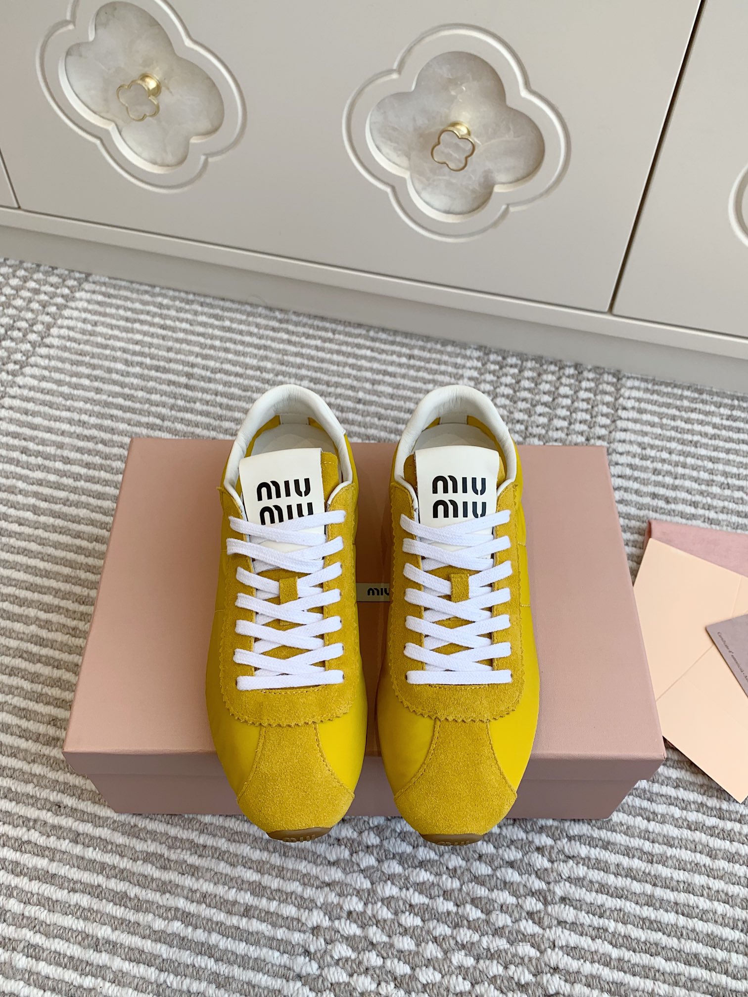 NO:222538,Miumiu Miu Super Soft De Training Shoes Classic Hot Sports Shoes, Raid and Not Tired, Good-looking and Fashionable, Top-quality Miu has started to cheat this year, and each one is very beautiful!  The main model of the white shoes this year is simple and high-end, and it is easy to match. It is very comfortable to wear and is a must-have for the year!  Upper original beef velvet/original imported fabric inner mixed-bred sheepskin original outsole 35-40, casual shoes/sports shoes, miumiu, sneakers, sheepskin19860909批 miumiu缪缪·超软德训鞋经典火爆款运动鞋·暴走不累 好看又时尚 顶级品质 今年的Miu开了挂啦 每个都特别好看！小白鞋今年主推款 简约高级 随意搭配 上脚非常舒适,年度必入款！ 鞋面原版牛反绒/原版进口布料内里混种羊皮里 原版大底 35-40,休闲鞋/运动鞋,miumiu,sneakers,sheepskin,Women's Shoes