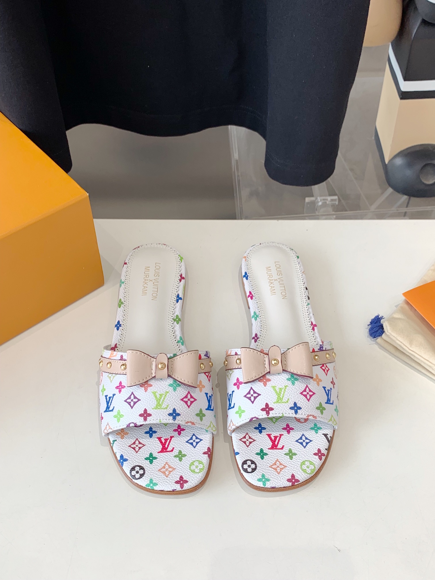 NO:240296,Louis vuitton co-branded Murakami 25ss new arrival~ Spring and summer tannin cat heels flat slippers The just-made kitten heel is sexy and comfortable, full of the full emotional value that beautiful summer shoes can give. The sandals are also very well-behaved and beautiful!  Upper Original open mold denim/imported cowhide sheepskin lining genuine leather outsole size 35-41 (40 41 custom made), high heels slippers, louis vuitton, sandals, high heels, slippers, cowhide, sheepskin, Leather soles19860909Louis vuitton 联名 Murakami 25ss new arrival～ 春夏单宁猫跟 平底 拖鞋 刚刚好的小猫跟,性感舒适,拉满了夏日美鞋能给的满分情绪价值 凉鞋的造型也很乖巧好看呀！ 鞋面 原版开模牛仔布/进口牛皮 羊皮内里 真皮大底 码数35-41（40 41定做）,高跟鞋拖鞋,louis vuitton,sandals,high heels,slippers,cowhide,sheepskin,Leather soles,Women's Shoes