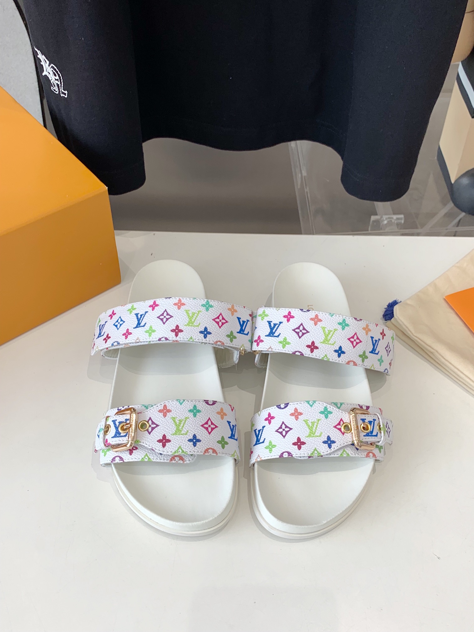 NO:240284,LV2025 spring and summer new slippers belt buckle adjustable elastic design full of beach style. Original open mold LV metal logo decoration is both fashionable and beautiful. Super versatile upper cowhide/custom imported jacquard fabric/original presbyopia leather. Water-dyed sheepskin inner lining (water table   wear-resistant velvet   rubber sole) three-layer combination sole. Size: Women 35-43 Men 38-46, slippers, louis vuitton, slippers, cowhide, sheepskin19860909LV2025春夏新款拖鞋皮带扣子可调松紧的设计 满满的沙滩风情 原版开模LV金属logo装饰既时尚又美观超级百搭鞋面牛皮/定制进口提花布料/原版老花皮料 水染羊皮内里 (水台 耐磨绒 橡胶底)三层组合大底 Size: 女35-43男38-46,拖鞋,louis vuitton,slippers,cowhide,sheepskin,Women's Shoes