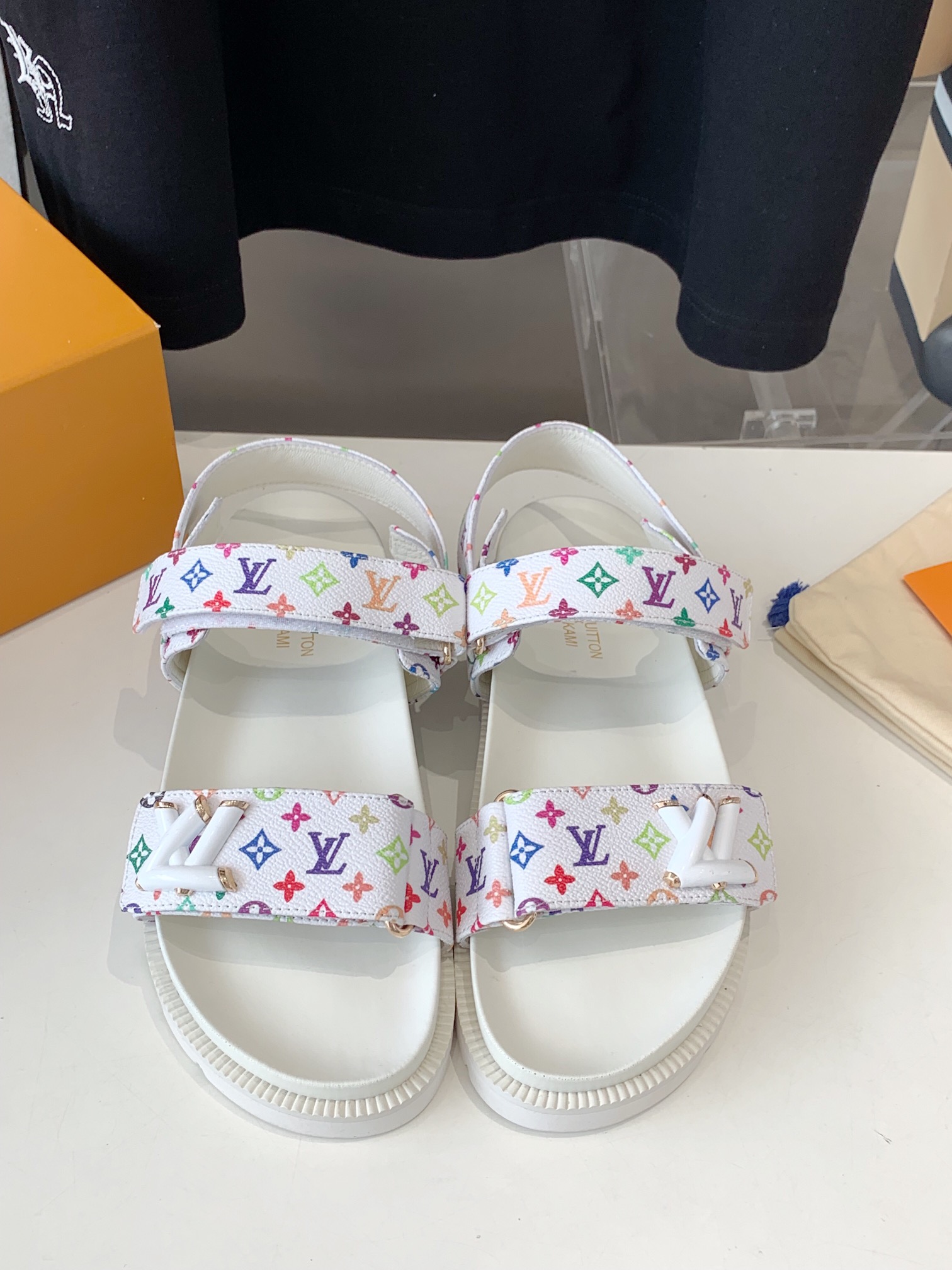 NO:240287,LV | Louis Vuitton 2025 Spring and Summer New Model, Top version, the original version is consistent, the counter is the latest model, new beach shoes, hard goods are on the new, purchasing level!  Full of high-end feeling!  A popular model from domestic and foreign bloggers, retro and fashionable, beautiful!  Official website main model★ ━━━━━ t ━━━━━━━━━━━━━━━━━━━━━━━━━━━━━━━━━━━━━━━━━━━━━━━━━━━─Original custom leather inner niulli outsole rubber pu combination high-end sole Shoe size: 35-45 (35-45 customization, slippers, louis vuitton, louis vuitton, slippers19860909LV | 路易威登 2025春夏新款 顶级版本原版一致 专柜主打最新款 新款沙滩鞋 硬货上新 代购级别！高级感十足！国内外博主刷爆的一款,复古又时髦上脚美炸了！官网主推款★ ━━━━━ t ━━━━━ 鞋面原版订制皮料 内里牛里 大底橡胶pu组合高端大底 鞋码: 35-45（35-45定制,拖鞋,louis vuitton,louis vuitton,slippers,Women's Shoes