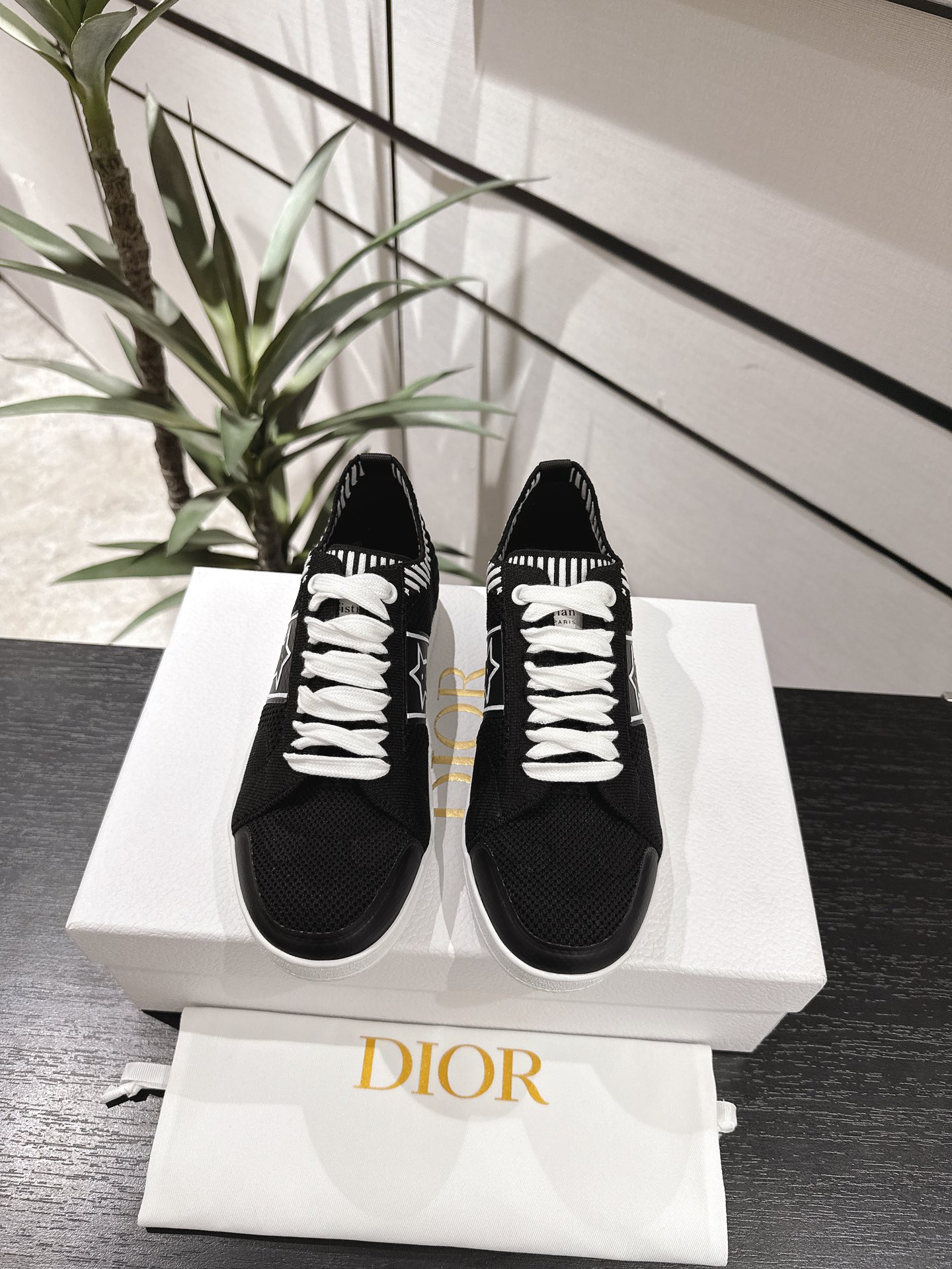 NO:402215,DIOR2025 new white shoes. Sneakers are wearing 'star' shoes for the New Year. Good luck will start with DIOR STAR white shoes for the New Year! The simplest design is the most versatile! Technology knitted fabrics are also very dirt-resistant!  The whole pair of shoes is purchased and developed, with all customized materials, exclusive mold opening and outsoles, all details are shipped together, and even the packaging is the same as the genuine one. Size: 35-41, casual shoes/sports shoes, dior, sneakers19860909出DIOR2025新款小白鞋 运动鞋新年上脚“星”鞋,好运满满新年从DIOR STAR小白鞋开始!最简约的设计才最百搭!科技针织面料也很耐脏哦！整双鞋子采购Zp开发打造,全部定制材料,独家开模大底,细节全部对版出货,连包装也做到跟正品一样.码数:35-41,休闲鞋/运动鞋,dior,sneakers,Women's Shoes