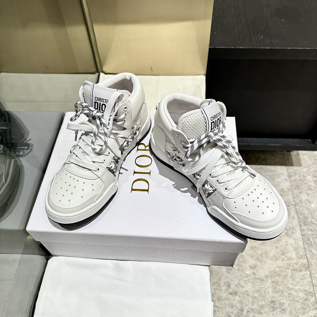NO:262015,Exclusively available, upgraded version, Gepi, 2025, new series of new products, Dior, C'est sneakers show a striking and fashionable style. They are carefully crafted, with the hollowed-out design style on the side of the upper, and the details also add a touch of elegant temperament. The light two-color sole is extremely comfortable and highlights the charm of sports style. It can add fashionable temperament to various casual styles. The tongue and sole are decorated with the Christian Paris logo, Niujing with cowhide design style Women's size 35-40, casual shoes/sports shoes, dior, sneakers, cowhide19860909独家发售,升级版本,格批、2025、系列新品这款 Dior、C ' est 运动鞋彰显醒目而时尚的风范.精心制作,鞋面侧边镂空设计风格搭配超级时尚,细节也增添一丝优雅气质.轻盈的双色 鞋底舒适非凡,彰显运动风格的魅力.可为各式休闲造型增添时尚气质. 鞋舌和鞋底饰以 Christian Paris 标志,牛京搭配牛皮设计风格 女码35-40,休闲鞋/运动鞋,dior,sneakers,cowhide,Women's Shoes