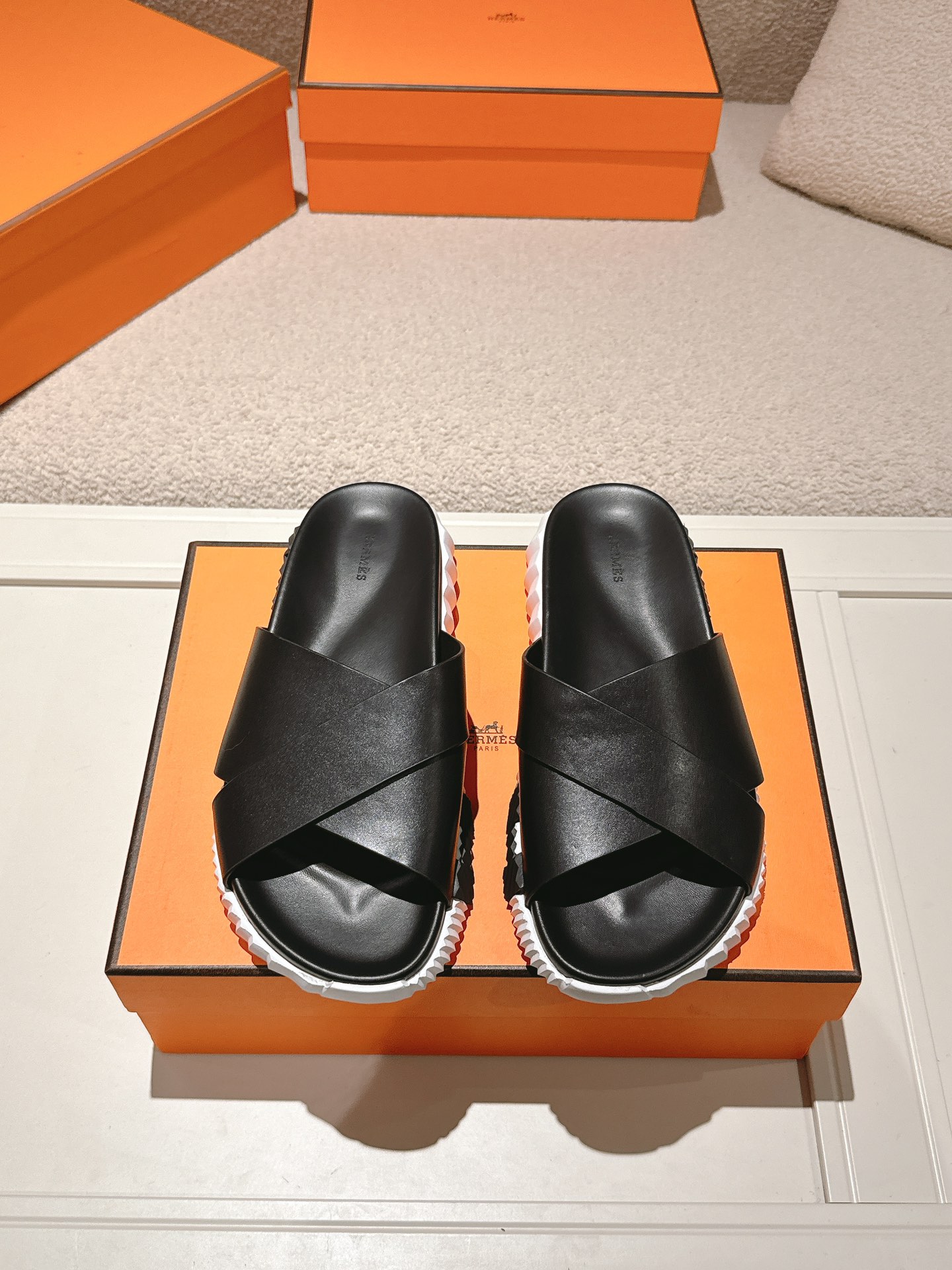 NO:650638,Hermes top version# Hermès Second Uncle Slippers Cross Slippers Sandals Original purchase, development and production Perforated soft calfskin sneakers, equipped with soles, decorated with classic Medor rivets, creating a comfortable and casual style Beautiful packaging at the delivery counter Fabric Original custom-made imported first-layer cowhide Sole Tu wear-resistant sole Bottom thickness 4cm  Size men's 39-46, slippers and sandals, hermes, hermes, sandals, sneakers, slippers, cowhide19860909Hermes 顶级版本# 爱马仕二舅拖 交叉拖 凉鞋 原版购入开发做货 镂孔柔软小牛皮运动鞋,配有鞋底,饰有经典Medor铆钉,打造舒适休闲风格 配送专柜精美包装 面料原版定制进口头层牛皮 鞋底tu耐磨鞋底 底厚4cm 码数男39-46,拖鞋凉鞋,hermes,hermes,sandals,sneakers,slippers,cowhide,Women's Shoes