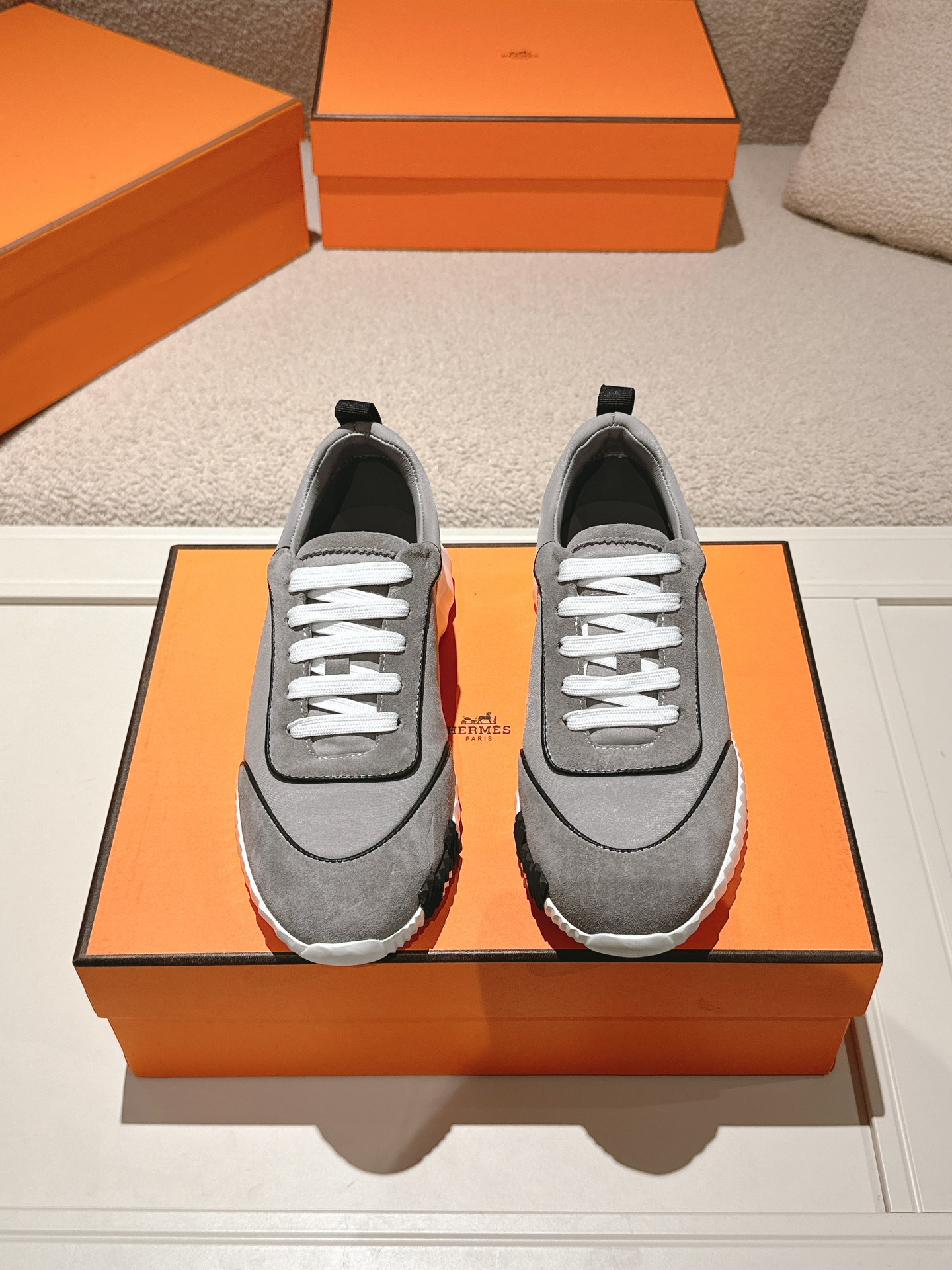 NO:650588,Hermes top version# Hermès H family classic couple's casual sports shoes couple's casual sports dad shoes combine high-tech canvas and suede goatskin, decorated with an exaggerated 'H' letter on the rubber sole, italic design and bright colors show vitality and continue the brand design inspiration. Walking lightly in the city, feel unrestrained and comfortable. The delivery counter is exquisitely packaged. The original material of the fabric is special fabric and cow suede. The inner is water-dyed cowhide. The outsole is made of TU+ rubber foam and the bottom thickness is 3CM.  Size 35-45, casual shoes/sports shoes, hermes, hermes, sneakers, sheepskin, chamois leather19860909Hermes 顶级版本# 爱马仕H家经典情侣款 休闲运动鞋 情侣款休闲之履运动老爹鞋结合高科技帆布与麂皮山羊皮,在橡胶鞋底上饰以夸张“H”字母,斜体设计和鲜艳色彩展现活力,延续品牌设计灵感.轻盈漫步都市,感受无拘舒适. 配送专柜精美包装 面料原版材质特殊布料和牛反绒 内里水染牛里 大底开模TU+橡胶发泡材质 底厚3CM 码数35-45,休闲鞋/运动鞋,hermes,hermes,sneakers,sheepskin,chamois leather,Women's Shoes