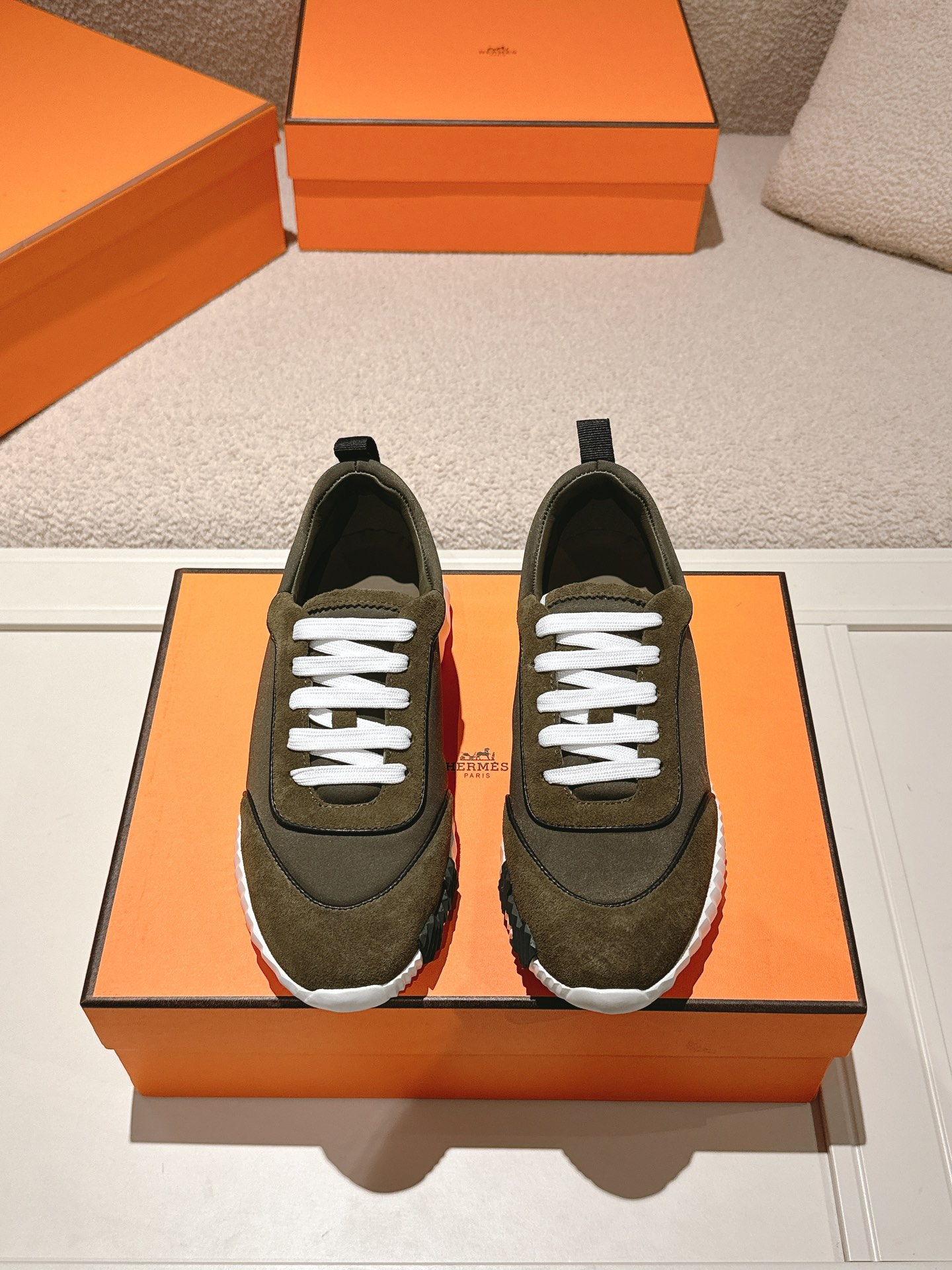 NO:650596,Hermes top version# Hermès H family classic couple's casual sports shoes couple's casual sports dad shoes combine high-tech canvas and suede goatskin, decorated with an exaggerated 'H' letter on the rubber sole, italic design and bright colors show vitality and continue the brand design inspiration. Walking lightly in the city, feel unrestrained and comfortable. Exquisite packaging at the delivery counter. The original material of the fabric is special fabric and cow suede. The interior is customized with breathable mesh. The outsole is made of TU+ rubber foam and the bottom thickness is 3CM.  Size 35-45, casual shoes/sports shoes, hermes, hermes, sneakers, sheepskin, chamois leather19860909Hermes 顶级版本# 爱马仕H家经典情侣款 休闲运动鞋 情侣款休闲之履运动老爹鞋结合高科技帆布与麂皮山羊皮,在橡胶鞋底上饰以夸张“H”字母,斜体设计和鲜艳色彩展现活力,延续品牌设计灵感.轻盈漫步都市,感受无拘舒适. 配送专柜精美包装 面料原版材质特殊布料和牛反绒 内里定制透气网面 大底开模TU+橡胶发泡材质 底厚3CM 码数35-45,休闲鞋/运动鞋,hermes,hermes,sneakers,sheepskin,chamois leather,Women's Shoes