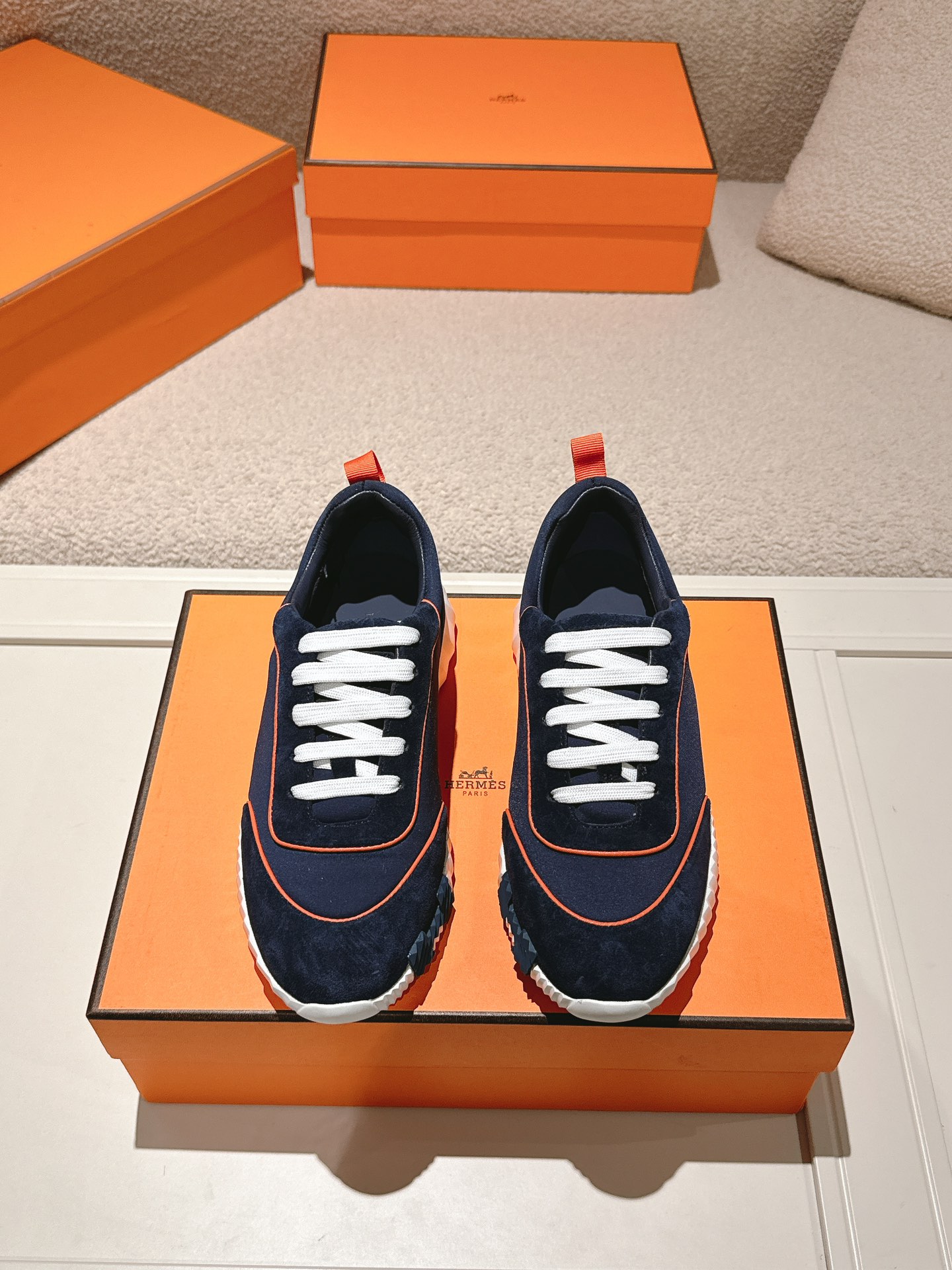NO:650603,Hermes top version# Hermès H family classic couple's casual sports shoes couple's casual sports dad shoes combine high-tech canvas and suede goatskin, decorated with an exaggerated 'H' letter on the rubber sole, italic design and bright colors show vitality and continue the brand design inspiration. Walking lightly in the city, feel unrestrained and comfortable. The delivery counter is exquisitely packaged. The original material of the fabric is special fabric and cow suede. The inner is water-dyed cowhide. The outsole is made of TU+ rubber foam and the bottom thickness is 3CM.  Size 35-45, casual shoes/sports shoes, hermes, hermes, sneakers, sheepskin, chamois leather19860909Hermes 顶级版本# 爱马仕H家经典情侣款 休闲运动鞋 情侣款休闲之履运动老爹鞋结合高科技帆布与麂皮山羊皮,在橡胶鞋底上饰以夸张“H”字母,斜体设计和鲜艳色彩展现活力,延续品牌设计灵感.轻盈漫步都市,感受无拘舒适. 配送专柜精美包装 面料原版材质特殊布料和牛反绒 内里水染牛里 大底开模TU+橡胶发泡材质 底厚3CM 码数35-45,休闲鞋/运动鞋,hermes,hermes,sneakers,sheepskin,chamois leather,Women's Shoes