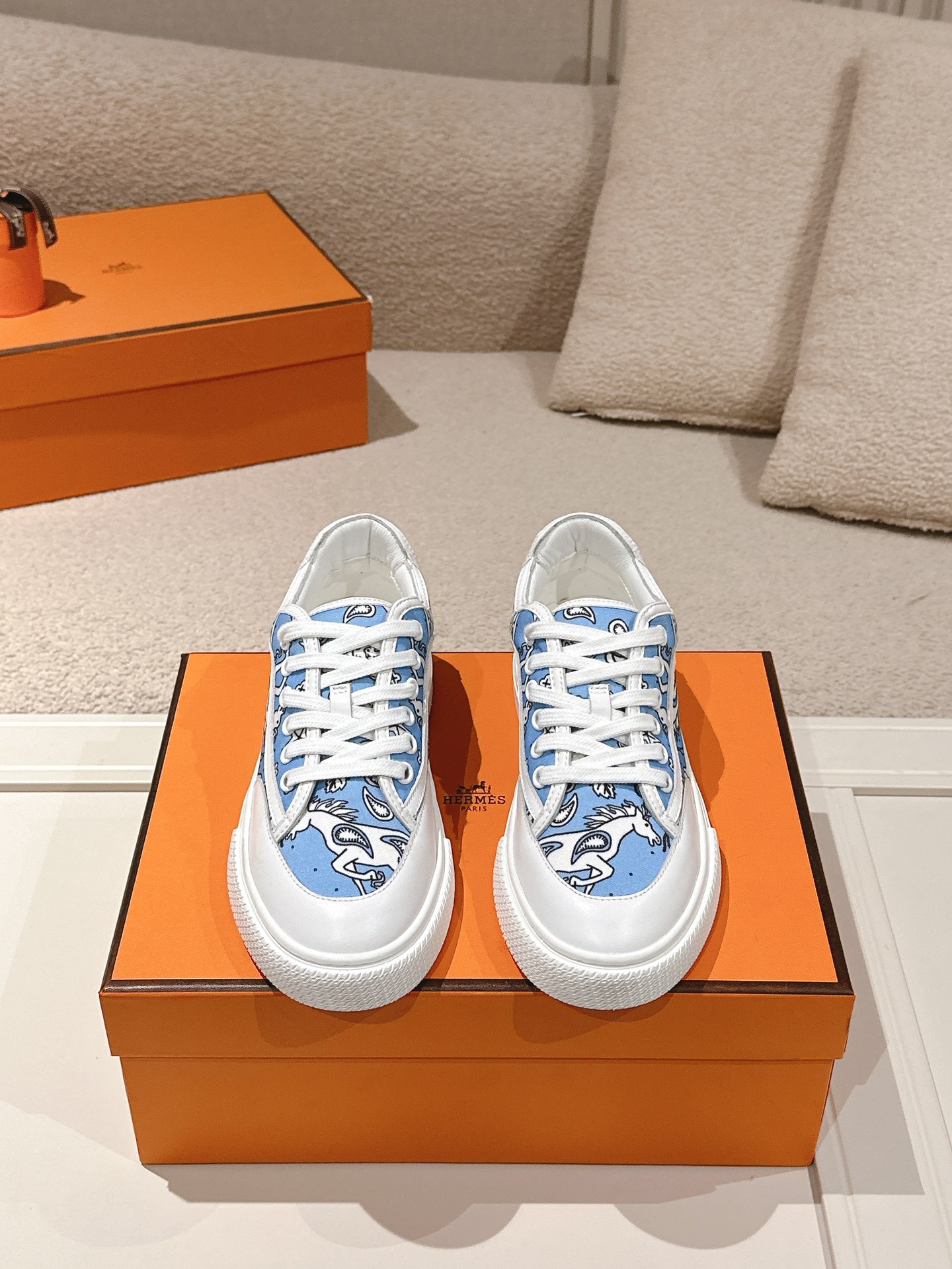 NO:466738,Purchase price Hermes Top version # Limited to women's size Hermes deep series couples' white shoes casual skateboard shoes Fashion graphic design Create a retro style Upper cowhide material inner sheepskin outsole tpu outsole size 35-45, casual shoes/sports shoes, hermes, hermes, sneakers, cowhide, sheepskin19860909代购价Hermes 顶级版本#限女码 爱马仕deep系列情侣款小白鞋休闲滑板鞋 时尚的图形设计 打造复古风格 鞋面牛皮材质 内里羊皮里 大底tpu大底 码数35-45,休闲鞋/运动鞋,hermes,hermes,sneakers,cowhide,sheepskin,Women's Shoes