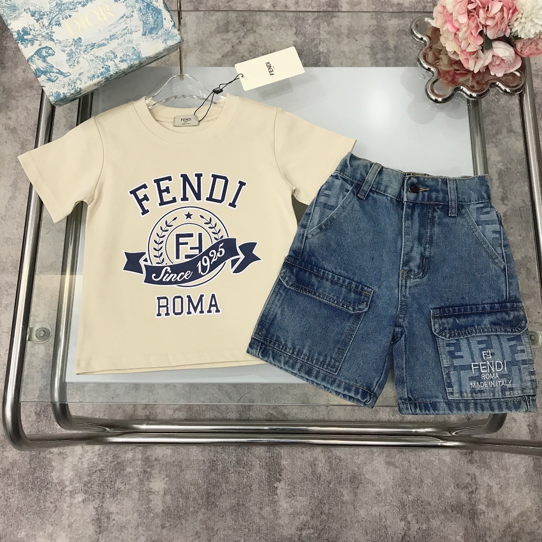 NO:211595,[Spot shipment] FEND* Limited series Pure cotton short-sleeved heavy-industrial multi-pocket denim shorts Pure cotton texture soft and delicate exquisite style Original 1:1 gram weight 240G is created~ The chest is matched with the iconic double FF printing design Heavy-industrial denim shorts Unique splicing elements Double FF letter pocket splicing show elegance and handsomeness Soft and comfortable Skin-friendly and not tied The upper body effect is excellent Color is naughty blue Apricot size--120-130-140-150 [CM] Counter packaging 70, Clothes, fendi, shorts, T-shirt,19860909【现货发】   FEND* 限定系列 纯棉短袖重工多口袋牛仔短裤 纯棉质地 柔软细腻 精致款 原版1:1打造 克重240G打造～胸前搭配标志性双FF印花设计 重工打造牛仔短裤 独特拼接元素双FF字母口袋拼接 尽显优雅跟帅气 柔顺舒适 亲肤不扎 上身效果极好 颜色藏蓝色 杏色  size尺码--120-130-140-150【CM】 专柜包装70,衣服,fendi,shorts,T-shirt,,Children's