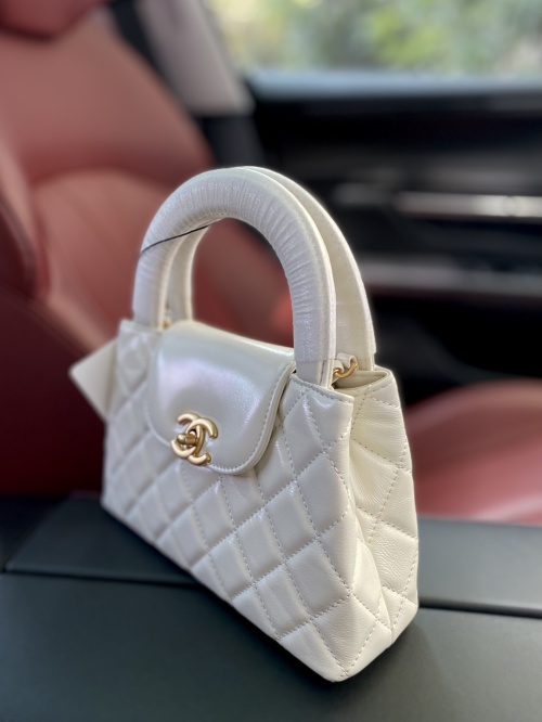 Chanel 23K White Kelly Chain Bag, Calfskin Leather, Gold-Tone Metal 1 Chanel 23K White Kelly Chain Bag, Calfskin Leather, Gold-Tone Metal