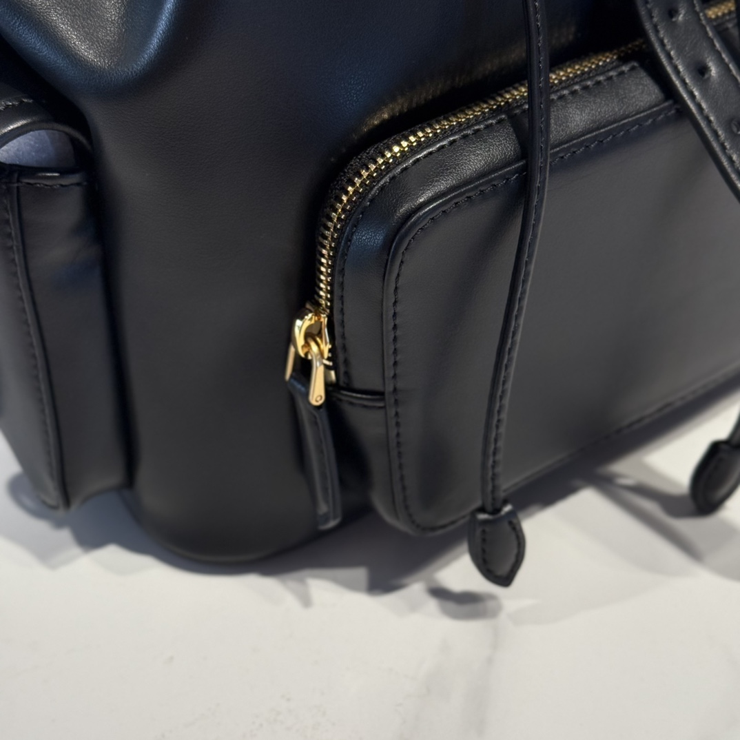 P990 Miu M** 25ss 皮革书包 /在规训与自由之间，背起一座移动城堡  可调节双肩带设计 温柔贴合颈背曲线
方正轮廓型暗藏几何锋芒，顶部抽绳一拉，随时出逃平庸日常

5BZ042
尺寸：25*30*12.5cm