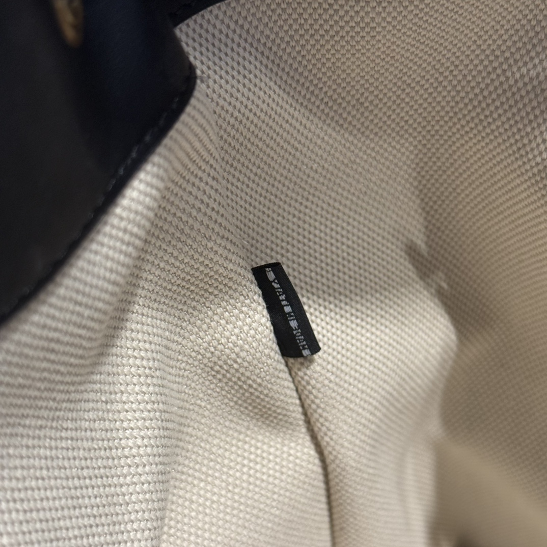 P990 Miu M** 25ss 皮革书包 /在规训与自由之间，背起一座移动城堡  可调节双肩带设计 温柔贴合颈背曲线
方正轮廓型暗藏几何锋芒，顶部抽绳一拉，随时出逃平庸日常

5BZ042
尺寸：25*30*12.5cm