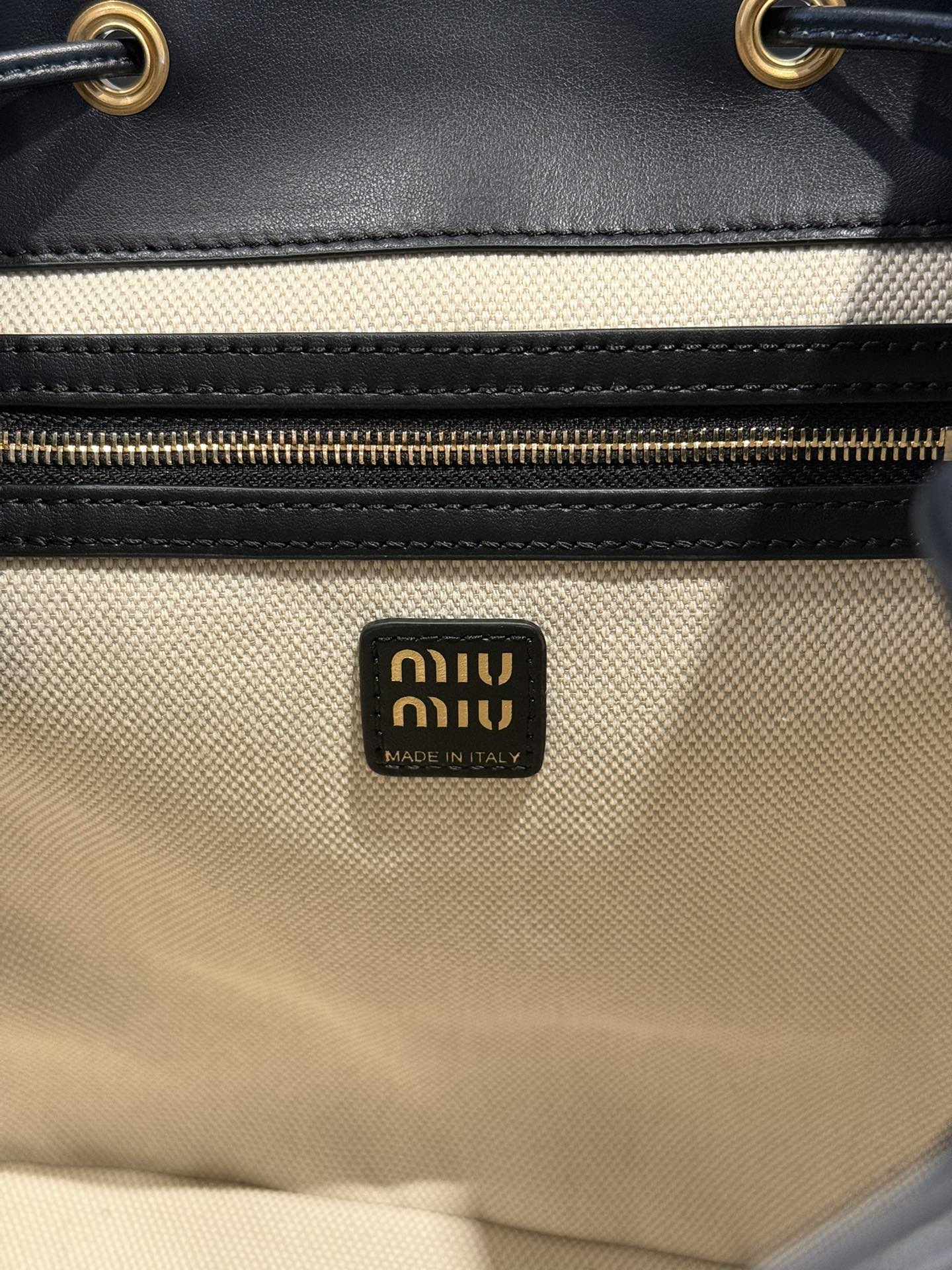 P990 Miu M** 25ss 皮革书包 /在规训与自由之间，背起一座移动城堡  可调节双肩带设计 温柔贴合颈背曲线
方正轮廓型暗藏几何锋芒，顶部抽绳一拉，随时出逃平庸日常

5BZ042
尺寸：25*30*12.5cm