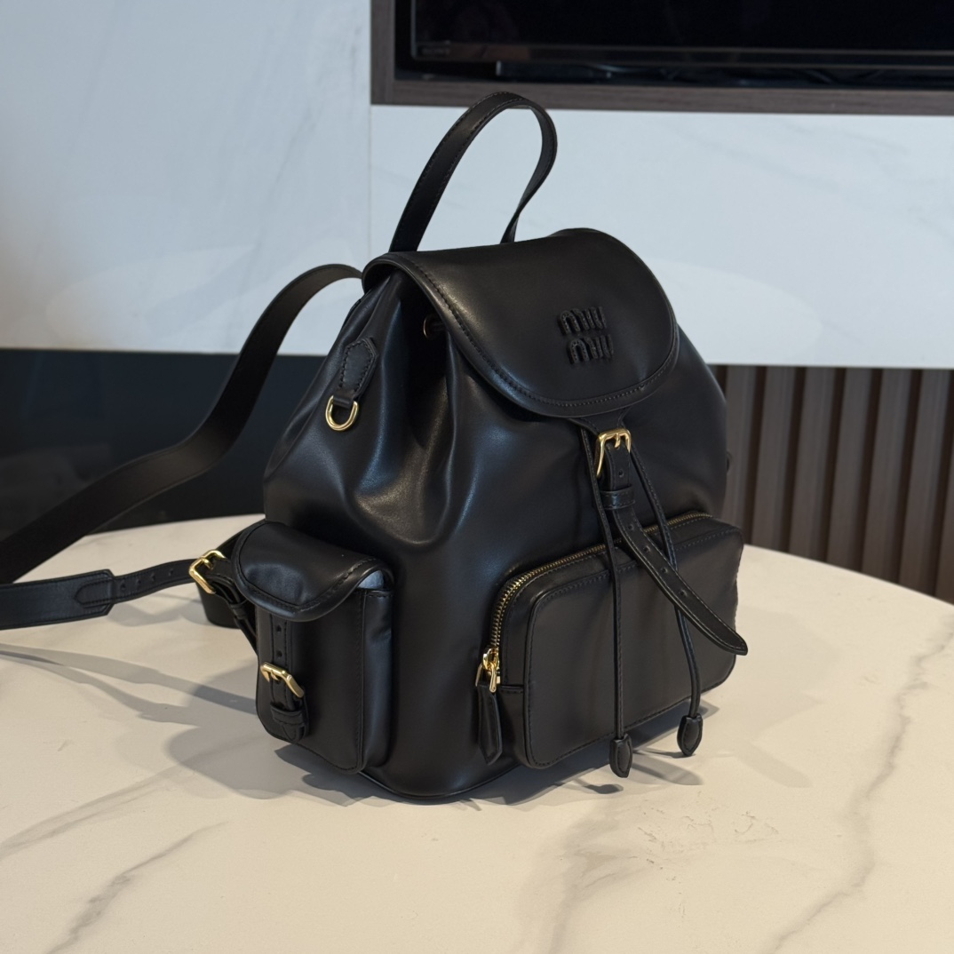 P990 Miu M** 25ss 皮革书包 /在规训与自由之间，背起一座移动城堡  可调节双肩带设计 温柔贴合颈背曲线
方正轮廓型暗藏几何锋芒，顶部抽绳一拉，随时出逃平庸日常

5BZ042
尺寸：25*30*12.5cm