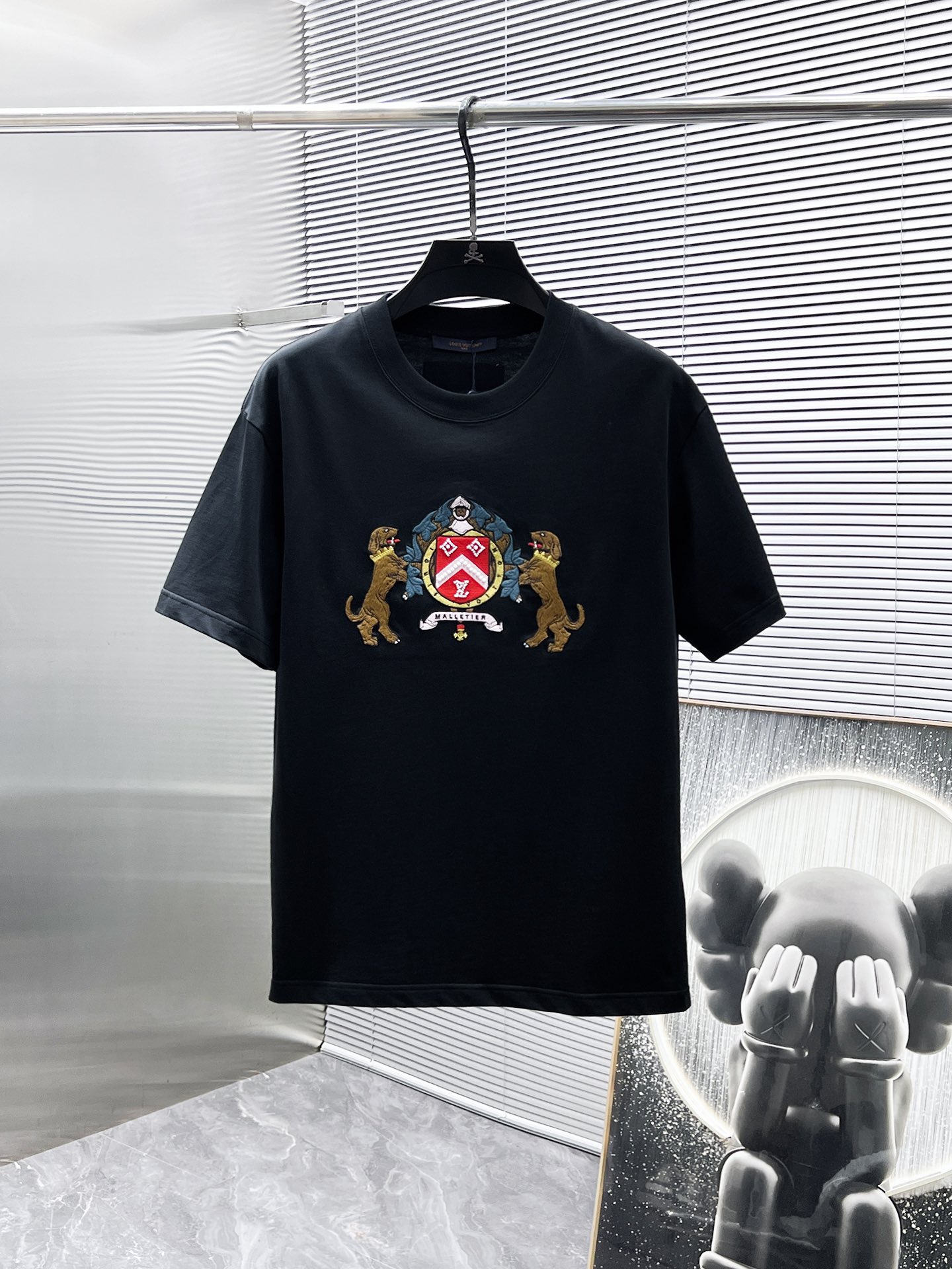 NO:160032,Louis Vuitton LV 2025ss new style, half-sleeved T-shirt, short-sleeved round neck T-shirt, high-end version!  Customized fabrics for counters are breathable and comfortable, with impeccable details, and the brand element design concept reflects high quality. The feel is delicate and soft!  It is casually cut, with a great upper body style!  48-56, ,louis vuitton,louis vuitton,T-shirt,tees,t-shirt,alexander wang19860909路易威登 LV 2025ss新款 半袖 体恤 短袖 圆领T恤,高端版本！专柜定制面料 透气舒适度高,细节无可挑剔,品牌元素设计理念,体现高品质.手感细腻柔软！呈现休闲裁剪,上身版型超赞！码数48-56,,louis vuitton,louis vuitton,T-shirt,tees，t-shirt,alexander wang,Men's clothing