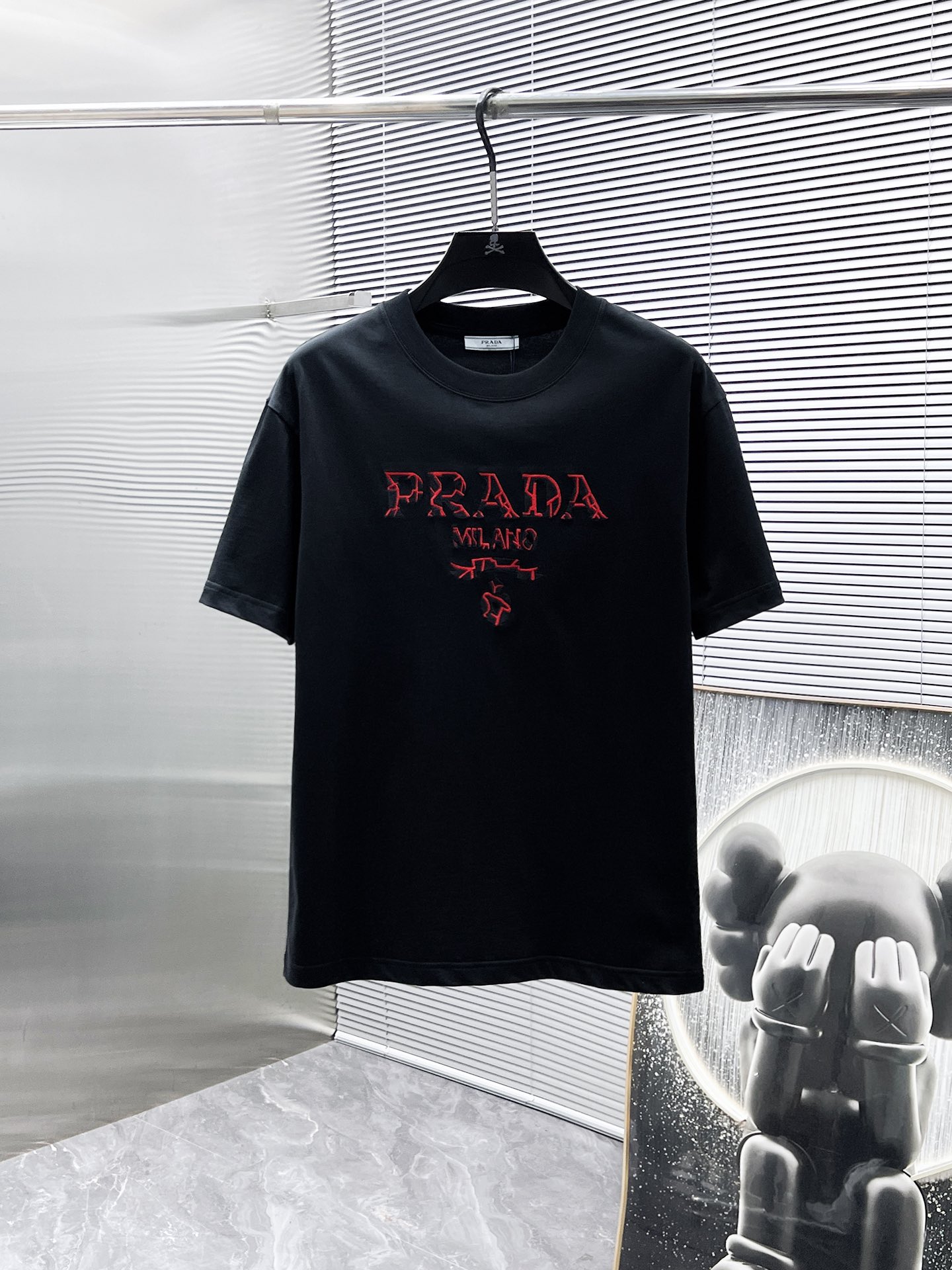 NO:162822,Prada Prada 2025ss new style, half-sleeved T-shirt, short-sleeved round neck T-shirt, high-end version!  Customized fabrics for counters are breathable and comfortable, with impeccable details, and the brand element design concept reflects high quality. The feel is delicate and soft!  It is casually cut, with a great upper body style!  Number of codes 48-56, prada, prada, T-shirt, tees, t-shirt, alexander wang19860909普拉达 Prada 2025ss新款 半袖 体恤 短袖 圆领T恤,高端版本！专柜定制面料 透气舒适度高,细节无可挑剔,品牌元素设计理念,体现高品质.手感细腻柔软！呈现休闲裁剪,上身版型超赞！码数48-56,,prada,prada,T-shirt,tees，t-shirt,alexander wang,Men's clothing