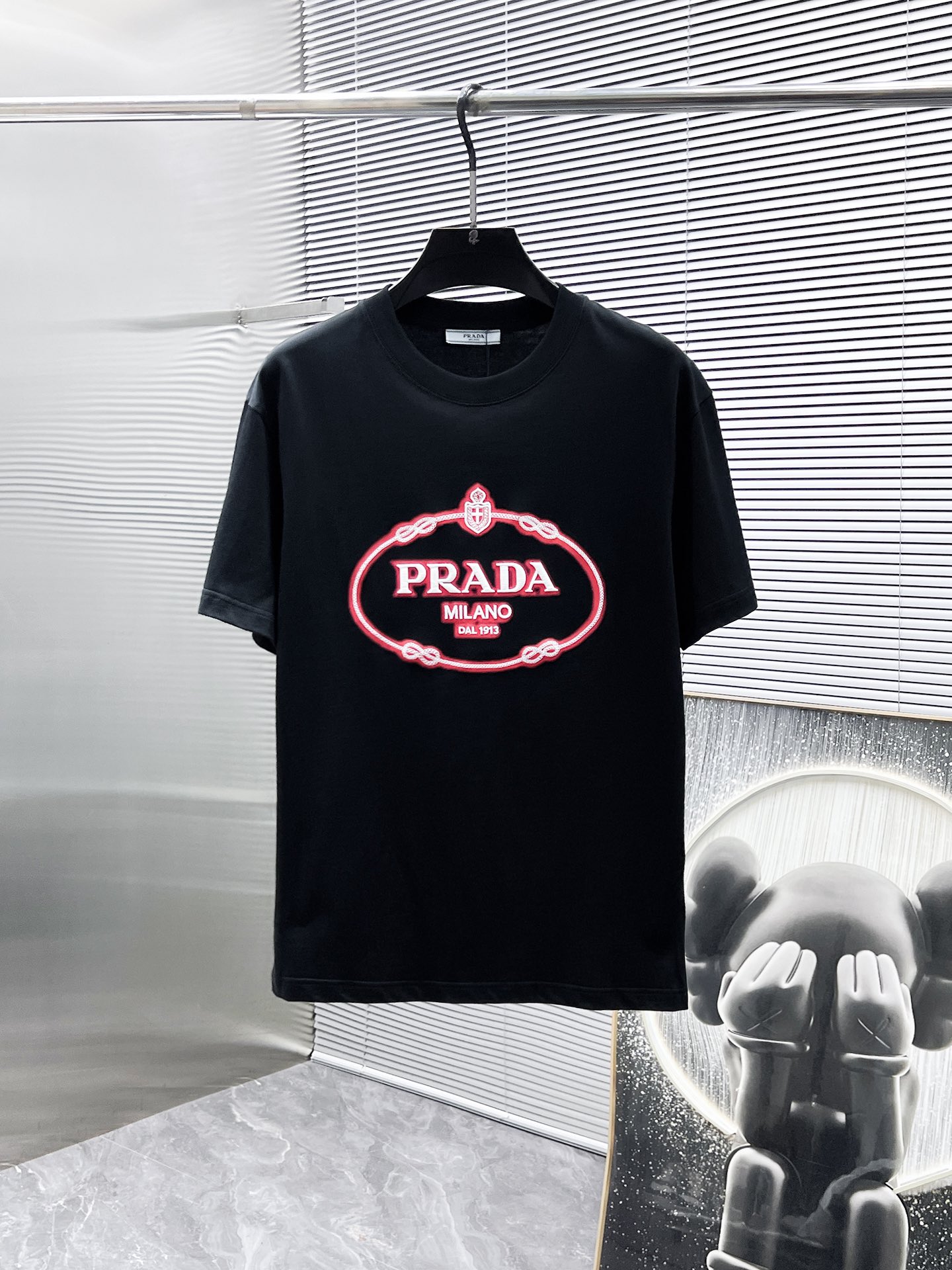 NO:160038,Prada Prada 2025ss new style, half-sleeved T-shirt, short-sleeved round neck T-shirt, high-end version!  Customized fabrics for counters are breathable and comfortable, with impeccable details, and the brand element design concept reflects high quality. The feel is delicate and soft!  It is casually cut, with a great upper body style!  Number of codes 48-56, prada, prada, T-shirt, tees, t-shirt, alexander wang19860909普拉达 Prada 2025ss新款 半袖 体恤 短袖 圆领T恤,高端版本！专柜定制面料 透气舒适度高,细节无可挑剔,品牌元素设计理念,体现高品质.手感细腻柔软！呈现休闲裁剪,上身版型超赞！码数48-56,,prada,prada,T-shirt,tees，t-shirt,alexander wang,Men's clothing