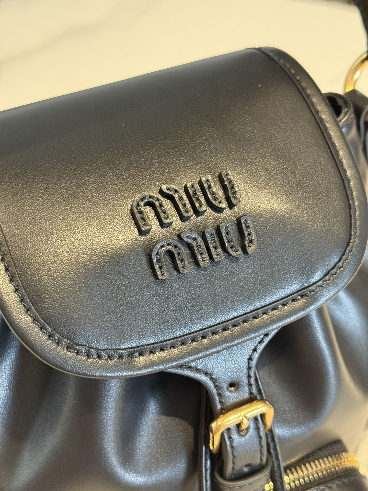 P950 Miu M** 25ss 皮革书包 /在规训与自由之间，背起一座移动城堡  可调节双肩带设计 温柔贴合颈背曲线
方正轮廓型暗藏几何锋芒，顶部抽绳一拉，随时出逃平庸日常

5BZ043
尺寸：18*22*11.5cm